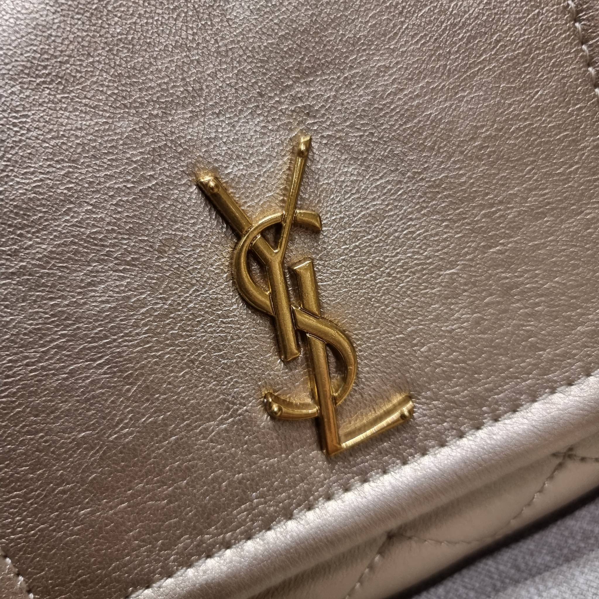 Yves Saint laurent mini nolita in lambskin / YSL mini nolita น้องสาวคนสวยที่ต้องตาเมื่อแรกเห็น กระเป๋าสะพายดีไซน์หรู ไซส์มินิ แบรนด์นี้ไม่เคยทำให้ผิดหวังจริงๆ ด้วยดีเทลความเรียบง่ายแต่มีความหรูอยู่ในตัว วัสดุหนังแกะ สัมผัสดีงามมากๆ เปิด-ปิดด้วยกระดุมแม่เห