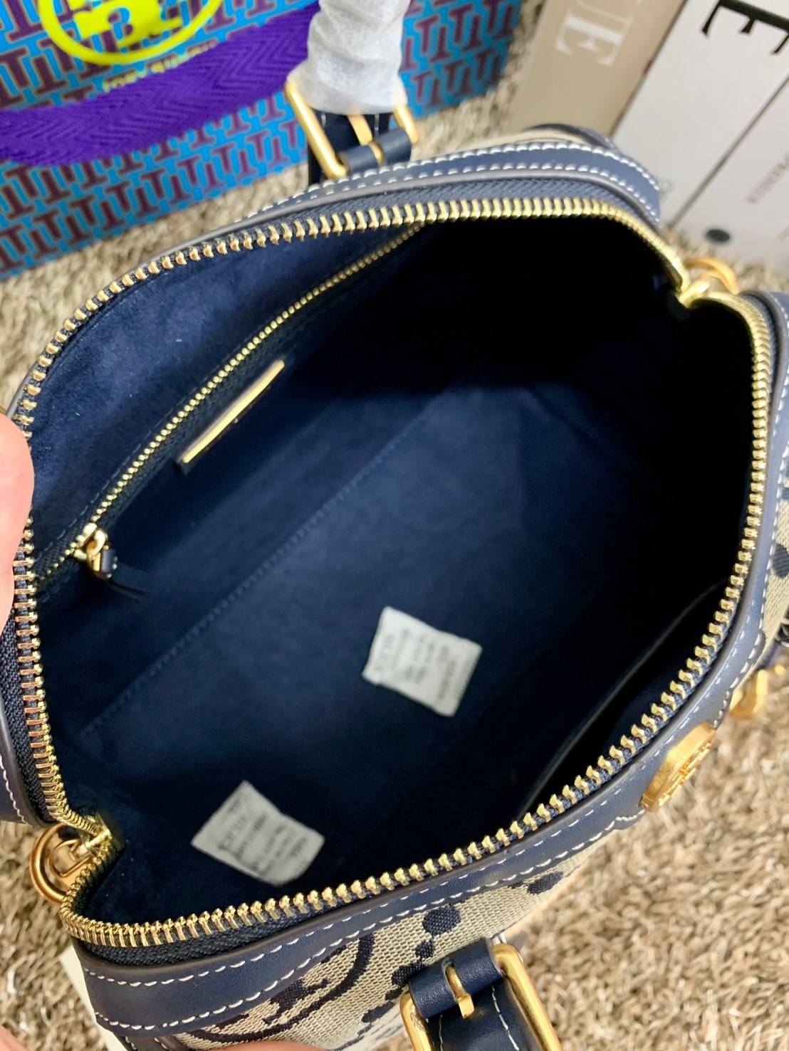 สวยก่อนใครแน่นอนค่ะนาทีนี้💋 💥รุ่นที่กำลังฮิตมากตอนนี้ของเหล่าคนดังใน ตปท.! TORY BURCH T MONOGRAM JACQUARD BARREL ((ใบใหญ่)) พร้อมส่งที่ไทยทันที! กระเป๋าทรงหมอนจาก Tory burch วัสดุ jacquardทอลายแบรด์+หนังแท้ ได้สวยงามหรู ดูคลาสสิคมากๆค่ะ เป