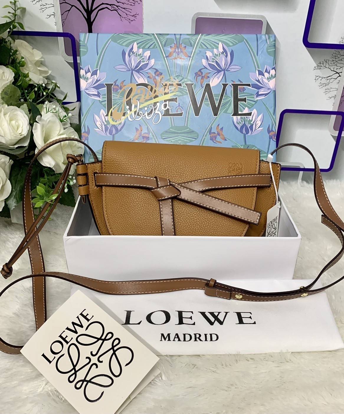 LOEWE Small Leather Gate Crossbody Bag VIP GIFT WITH PURCHASE (GWP) กระเป๋าถือหรือสะพาย Limited จาก LOEWE DUTYFREE COUNTER วัสดุ Canvas & Leather Calfskin หนังแท้ รูปทรงทันสมัย น้ำหนักเบามากค่ะ มาพร้อมสายสะพายยาวสามารถปรับระดับได้ เป็นอีกหนึ่งรุ่นฮิตกันมา