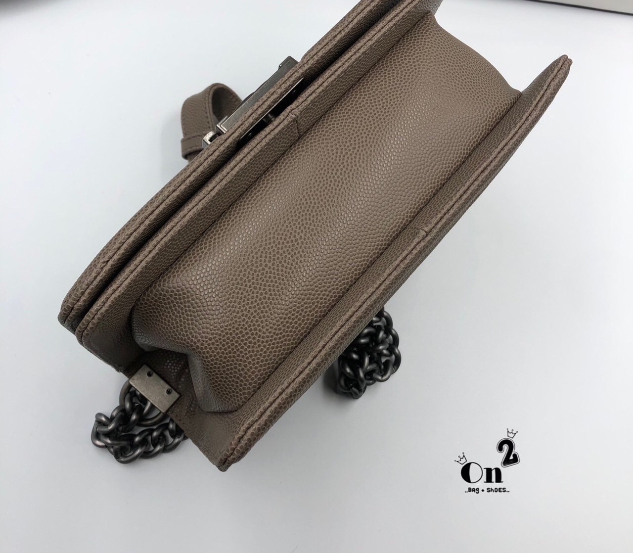 CHANEL BOY กระเป๋าสุดคลาสสิคตลอดกาล ไม่ว่าเวลาจะผ่านไปเเค่ไหนก็ไม่เคย Out สำหรับรุ่นนี้ เรียบ หรู คลาสสิค ผู้ดี ไฮโซที่แท้ทรูอะไหล่เงินรมขวัญสวยมากค่ะ 🧡 เกรดท็อปไฮเอน