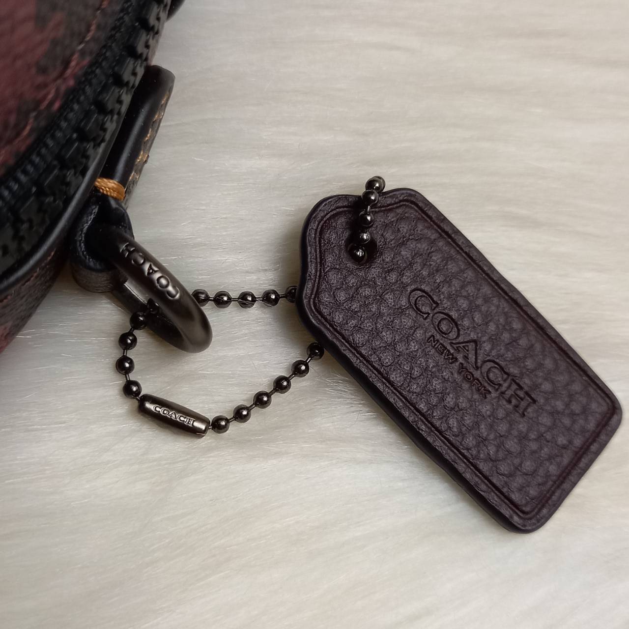 COACH Camera Bag 26, rainbow-red pattern COACH Camera Bag 16 With Horse And Carriage Print and Heart OXBLOOD (F79369 F88264) 🍁น่าใช้มากมาย รุ่นนี้มาพร้อมสายสปอร์ตใหญ่ ถอดเก็บได้ ปรับระดับได้ หนาแน่น ทนทาน จุของได้เยอะพอสมควร //วัสดุแคนวาส