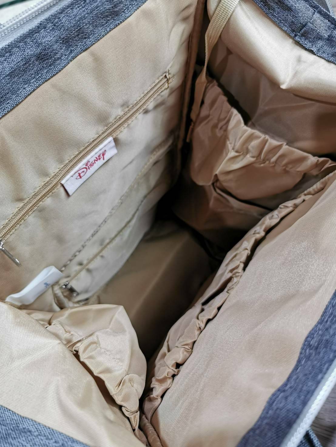 Disney Collection Rucksack (L) กระเป๋าสะพายเป้คอลเลคชั่นดิสนีย์ใบใหญ่กำลังดีน้ำหนักเบาวัสดุ Nylon & Polyester 100% ทำความสะอาดง่าย ด้านหน้ามีโลโก้และช่องซิป พิมพ์ลายมิกกี้/มินนี่โดดเด่น มี Pocket ใส่ขวดน้ำซ้ายขวา ด้านหลังมีช่องซิปสะดวกใช้หัวซิปแบรนด์ ภายใ