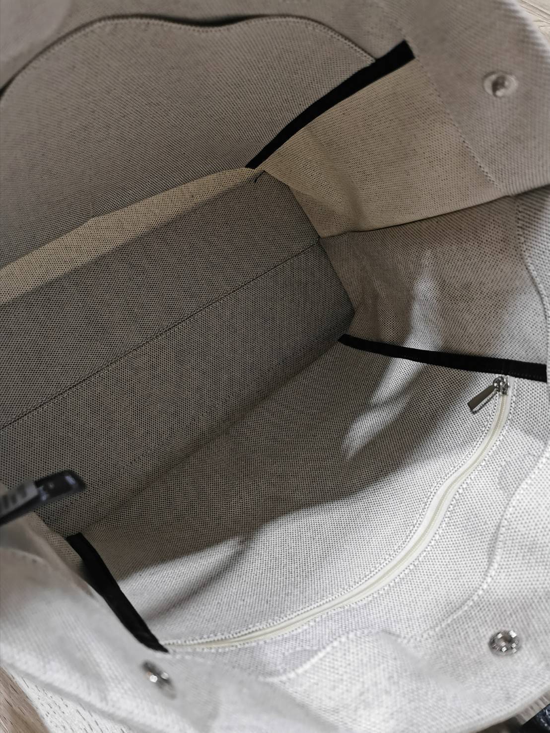 ของแท้ 💯% 】LONGCHAMP ESSENTIAL TOILE SHOULDER BAG L ECRU วัสดุ Cotton Canvas & Grained cowhide คอลเลคชั่นใหม่ฮิตสุดๆในเหล่าดาราเซเลป ด้วยดีไซน์สวยขนาดกำลังดีเนื้อหนาอยู่ทรง น้ำหนักเบา