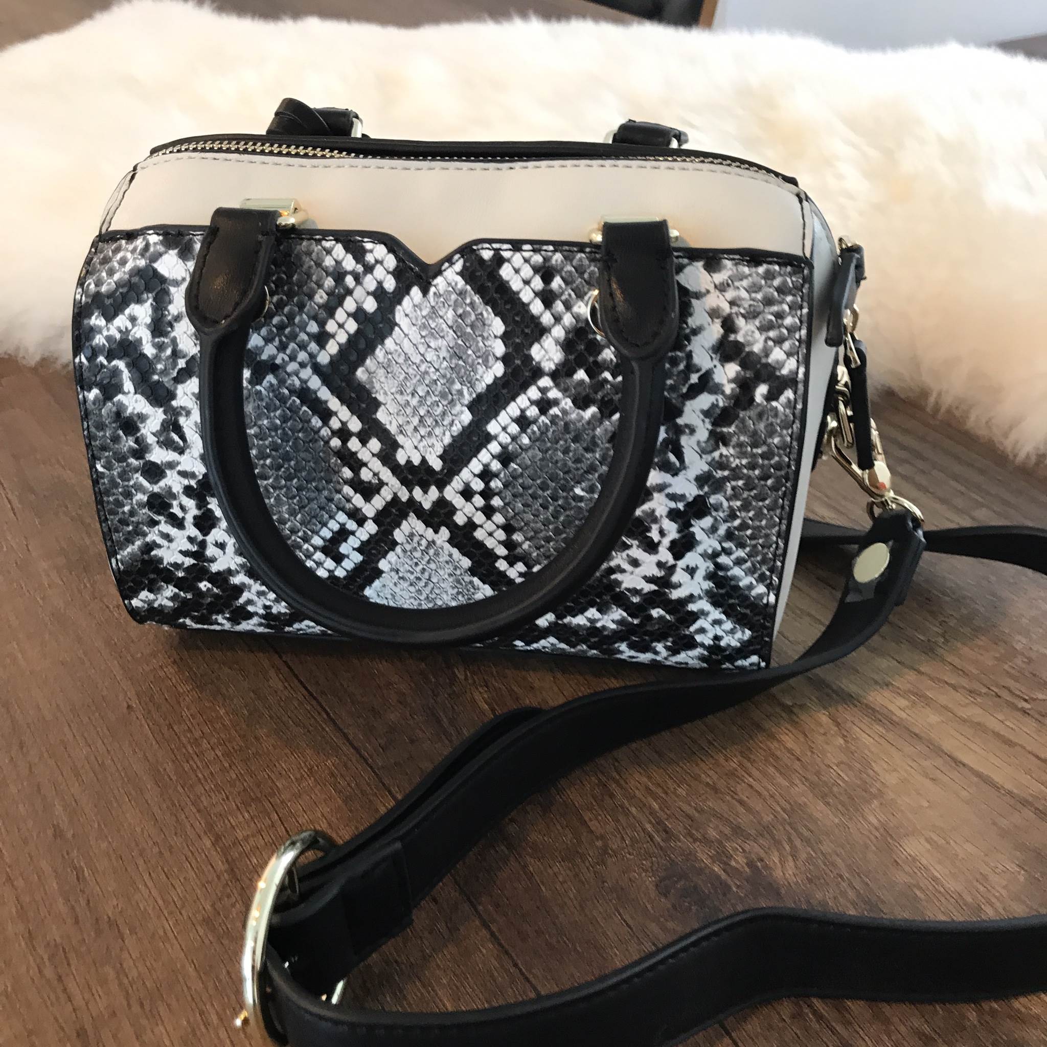 รุ่นใหม่ล่าสุด จากแบรนด์ KEEP ขนาด มินิ หนังลายงูสวยมากคะ ขนาดตอบทุกโจทย์การใช้งาน เห็นแล้ว หลงรักเลยคะ ตัวกระเป๋าขนาดกำลังดี จุของคุ้ม น้ำหนักเบา ดูแลรักษา มัน พร้อมสายสะพายยาว ภายในมีช่องซิป และช่องใส่ของจุกจิก 2 ด้าน เลยค่า หูกระเป๋าพับลงได้คะ