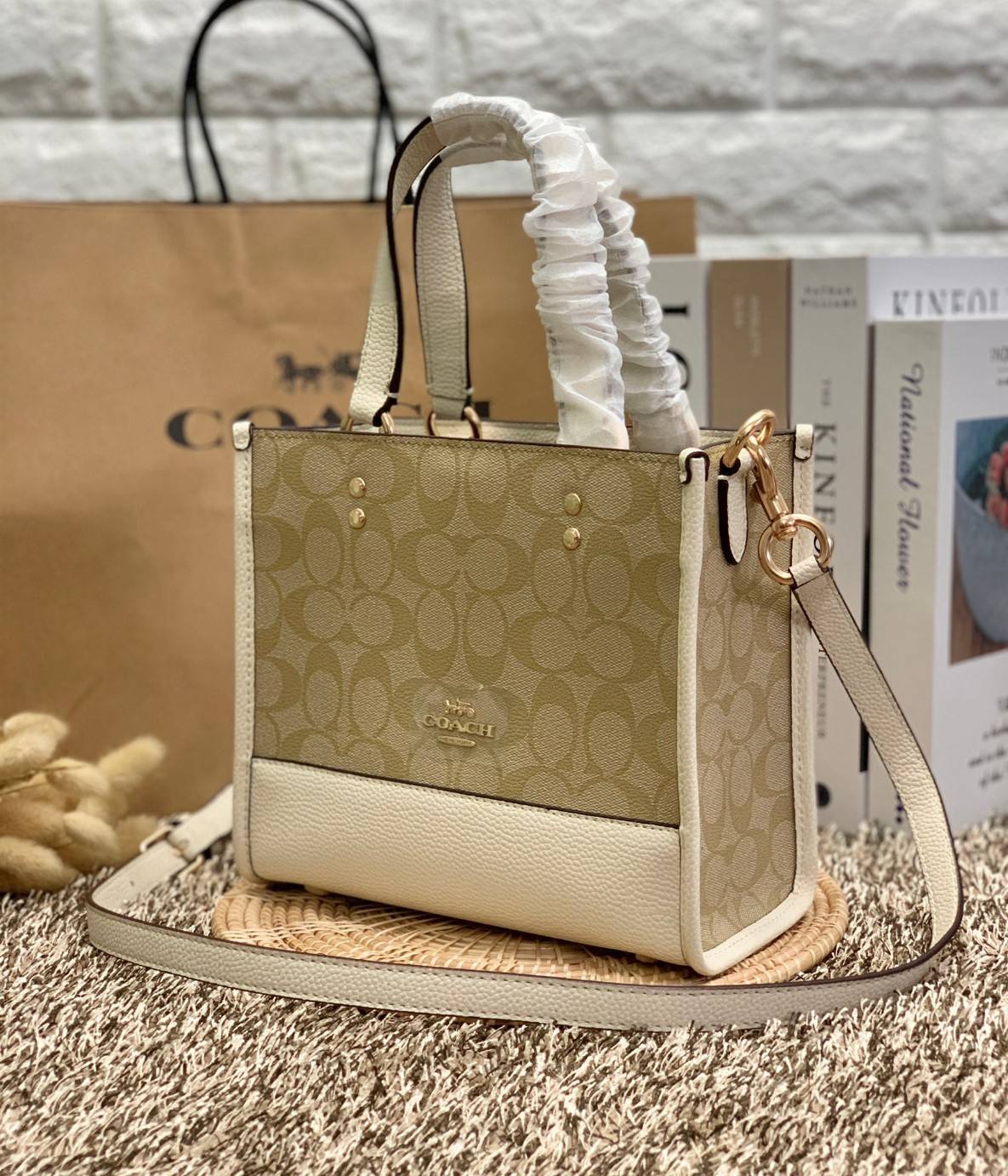 น่าใช้มากๆ สวยเกินราคาไปเลยจร้าา😘 COACH FIELD TOTE 22 SMALL BAG ((C5122)) พร้อมส่งความสวยที่ไทยค่ะ! กระเป๋าหิ้วหรือสะพายข้างได้ หนังแท้นิ่ม ใบจริงสวยมากๆเลยค่ะ ปากกระเป๋าแบบกระดุมแม่เหล็ก ภายในกว้างใส่ของจำเป็นของสาวๆได้เยอะเลย มีช่องซิปและช่องเล็