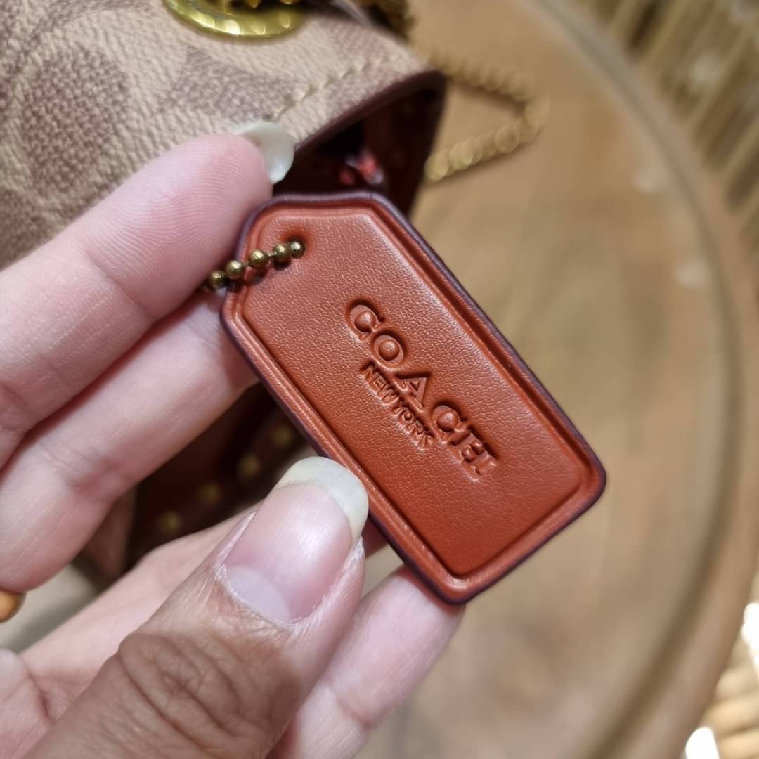 COACH 30592 PARKER 18 IN SIGNATURE CANVAS WITH RIVETS ไอเท็มยอดฮิต รุ่นหายาก!! sold out ไปหลายรอบ ก็ยังมีคนรอ!! กระเป๋าสะพายข้าง ไซส์กะทัดรัด พกพาง่าย ดีไซน์สวยด้วยการตอกหมุดเพิ่มดีเทล โดดเด่นด้วยตัวล็อครูปดอกไม้ วัสดุหนังแคนวาสเคลือบลายสลับหนังแท้ ภายในเ