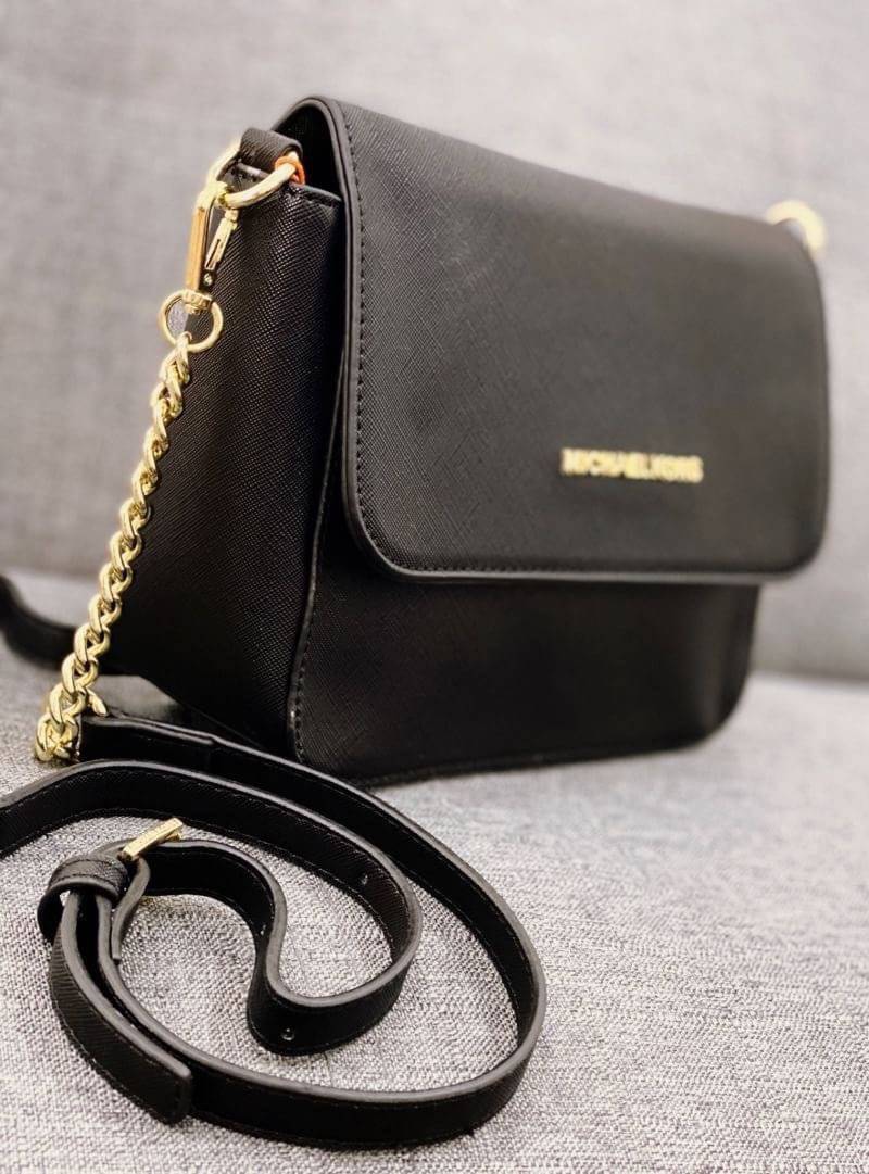 MICHAEL KORS Crossbody Bag กระเป๋าสะพายแบบ crossbody หนังลาย saffiano เปิดปิดด้วยซิปแบรนด์ อะไหล่ทอง ด้านหน้าประดับโลโก้ โลหะแบรนด์ ด้านในบุผ้าแบรนด์สวยหรู น้ำหนักเบา มีช่องซิปใส่ของจุกจิกและช่องใส่มือถือ มาพร้อมสายสะพายยาวโซ่ทอง+หนัง ปรับได้หลายระดับ ขนา