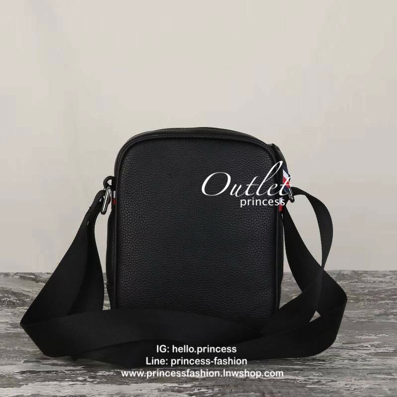 Tommy Hilfiger Essential Mini Reporter กระเป๋าสะพายทรงเท่ ขนาดกำลังดีน้ำหนักเบา หนังสวยทรงดีด้านหน้าประดับโลโก้แบรนด์ เปิดปิดด้วยซิปสะดวกใช้ ภายในมีช่องซิปแยกเก็บของ สายสะพายยาวปรับระดับได้ ลุคเท่มากค่ะ แนะนำเลยค่า