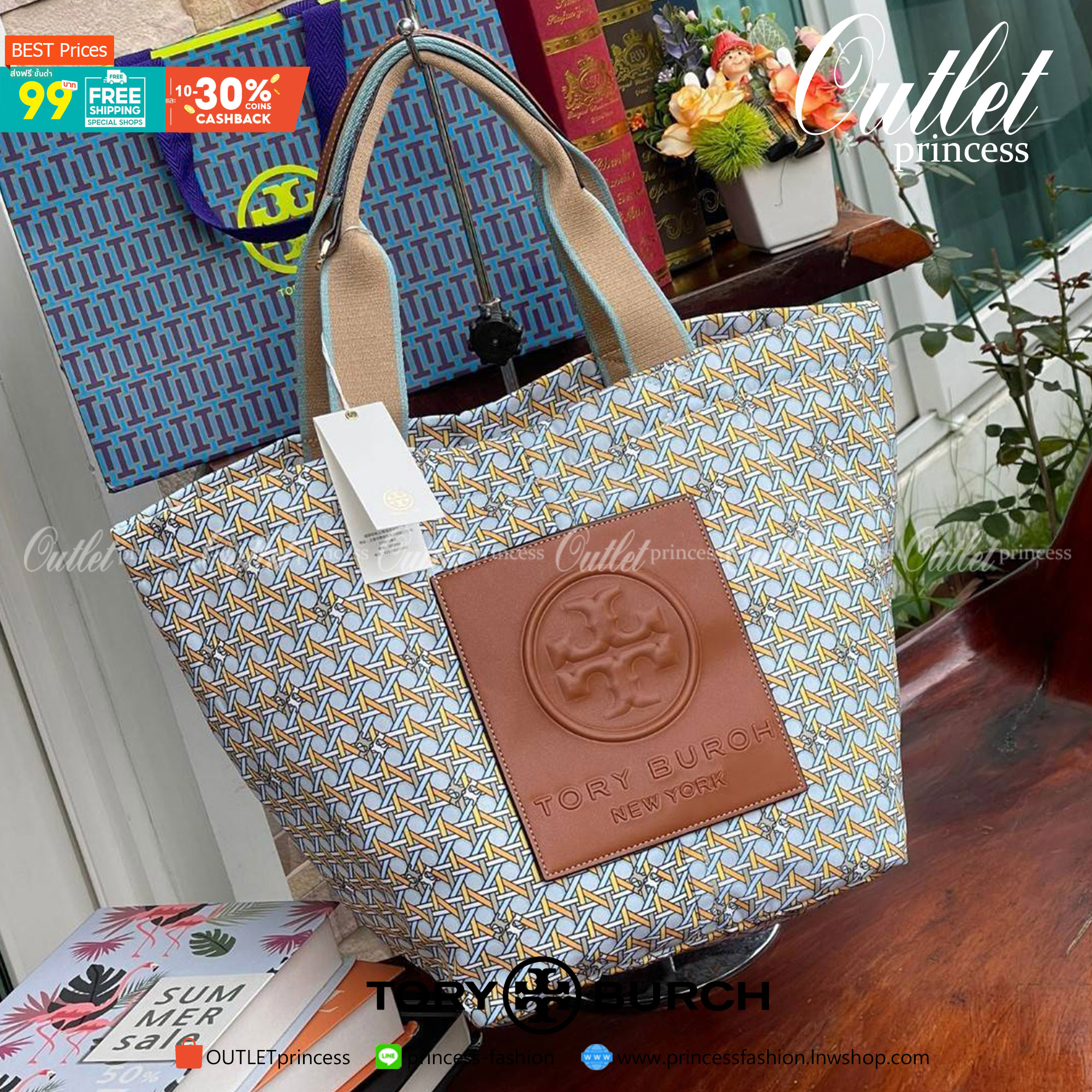 Tory Burch Printed Small Tote Bag กระเป๋าถือแบรนด์ทอรี่เบิร์ช ลายปริ้นท์สวยๆ ด้านหน้าเป็น brown logo patch embossed ป้ายหนังแท้สีน้ำตาล ปั๊มนูนโลโก้เป็นเทกเจอร์ วัสดุ100%recycled polyester คอลเลคชั่นใหม่สำหรับฤดูกาลนี้ สามารถบรรจุของได้หลากหลาย ทั้งยังมีด