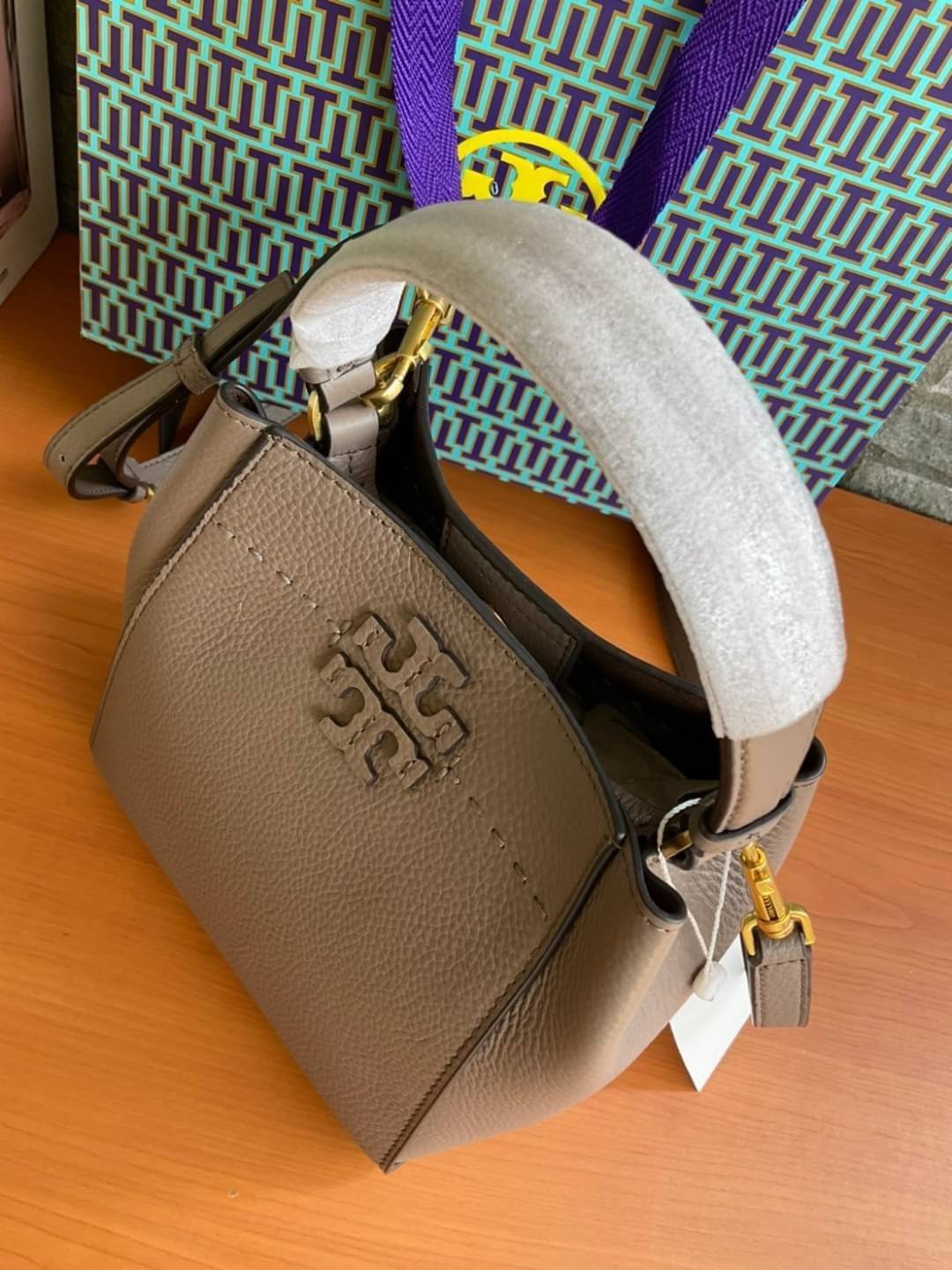 คอลเลคชั่นขายดี มากี่รอบๆ ก็หมดไวทุกรอบ!! TORY BURCH MCGRAW MINI BUCKET BAG กระเป๋าสะพาย และ ถือ คล้องแขน ทรงถัง สะพายได้ 2 ทรง ผลิตจากหนังแท้ หนังลูกวัว หนังนุ่ม หนังหอม น้ำหนักเบามากกก!! หนังลื่น นิ่มสวยมากๆ!! ด้านหน้าประดับโลโก้แบรนด์ ภายในโล่งกว้าง มี
