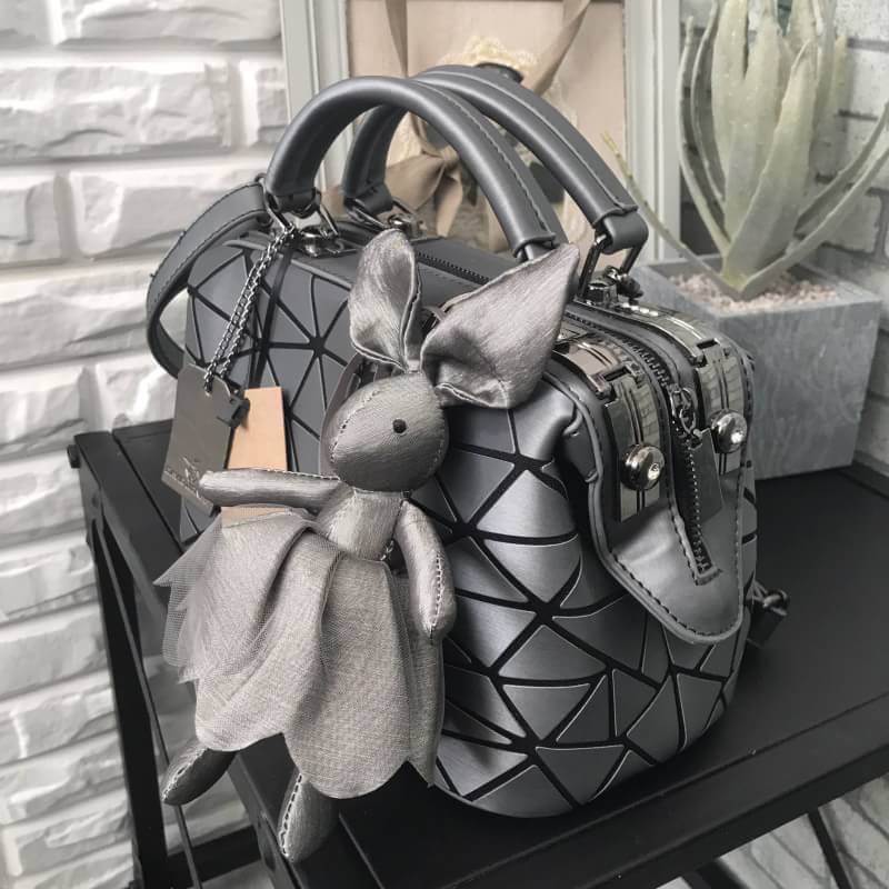 ☃ #กระเป๋าจากงานOutletแท้ 🎈#ภาพถ่ายจากงานขายจริงทั้งหมดนะคะ 🎄 สีเข้าใหม่รุ่น หายากคะ 👍ทรง speedy ขายดี น่ารักมาก สี Metallic grey ( สีเทาเข้มคะ ) มาพร้อมกระต่ายเข้า set เลิศคะ กระเป๋า จากแบรนด์ David Jones กระเป๋าสะพายข้างดี