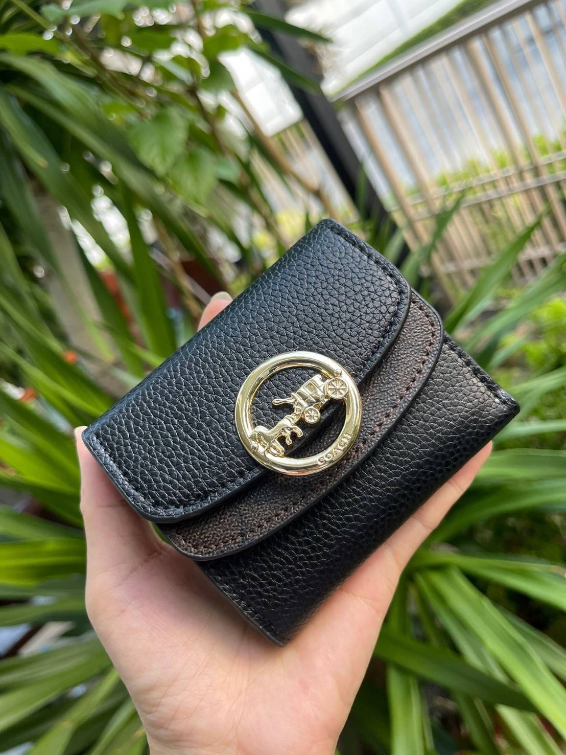 OUTLET 】COACH JADE SMALL DOUBLE FLAP WALLET IN COLORBLOCK (COACH F88002) หากใครต้องการกระเป๋าสตางค์ใบสั้นสำหรับวันที่ต้องการใช้กระเป๋าสะพายใบเล็ก หรือวันที่ไม่พกกระเป๋าสะพาย เราขอแนะนำใบนี้เลยค่ะ โดยใบนี้เป็นกระเป๋าสตางค์แบบพับสามทบ ปิดแบบกระดุม2ชั้น มีช่