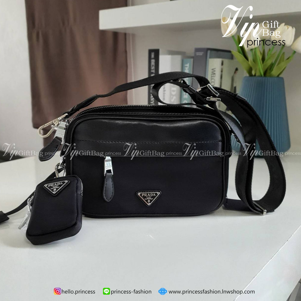 Prada วัสดุทำจาก หนังสลับNylon สามารถกันน้ำได้ ตัวกระเป๋าอยู่ทรงสวย ขนาดกำลังพอดี ไม่เล็กไม่ใหญ่ไป แถมมากับกระเป๋าห้อยใบเล็กคุ้มสุดๆ #อะไหล่เงินทั้งใบ ด้านหลังมีช่องใส่ของ เปิดปิดด้วยซิป ภายใน มีโลโก้แบรนด์ และช่องใส่ของแยก บุผ้าลายแบรนด์ สามารถใส่ มือถือ