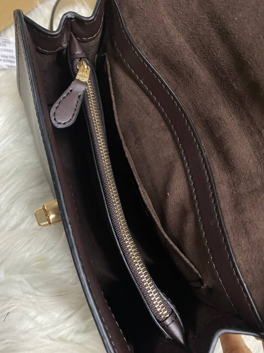 COACH TILLY SATCHEL 23 ((C1802//C1439/C1435)) พร้อมส่งที่ไทยทันทีค่ะ! กระเป๋าสะพายครอสบอดี้ร์หรือหิ้วก็เก๋ไปอีกค่ะ หนังแท้สวยงาม เปิดปิดกระเป๋าแบบหมุนล็อค ภายในมี2ช่องหลัก ใส่กระเป๋าเงินใบกลางได้;มือถือได้ทุกรุ่น;ของจำเป็นสาวๆได้ครบค่ะ;มีช่องซิปกลางและช่อ