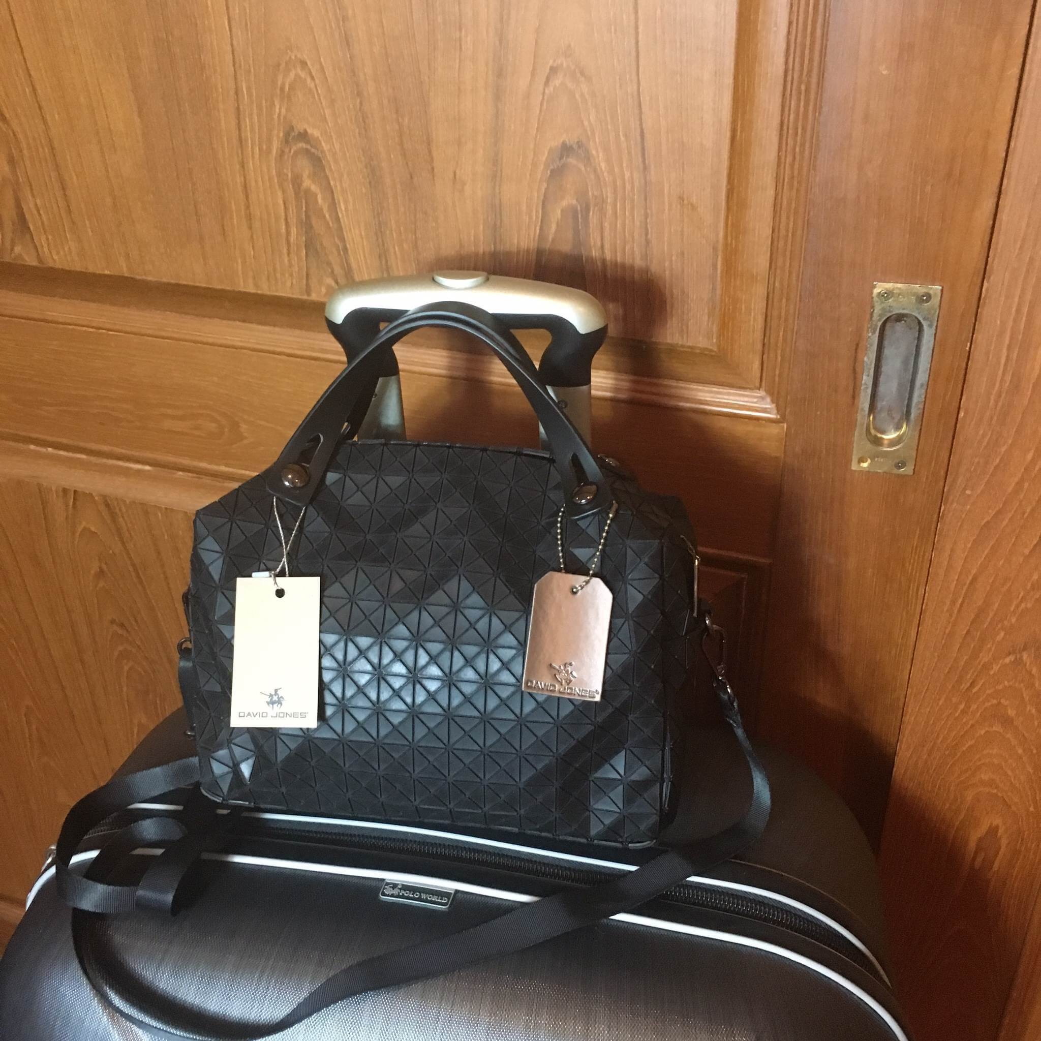 สินค้าขายดีที่สุด ทรงยอดฮิต จากแบรนด์ David Jones สวย น่ารัก ขนาดตอบทุกโจทย์การใช้งาน เห็นแล้วหลงรักเลยคะ ตัวกระเป๋าขนาดกำลังดี จุของคุ้ม สวยมาก ดูแลรักษาง่าย พร้อมสายสะพายยาว ภายในมีช่องซิป และช่องใส่ของจุกจิก 2 ด้าน เลยค่า มีถุงผ้าแบรนด์ให้คะ