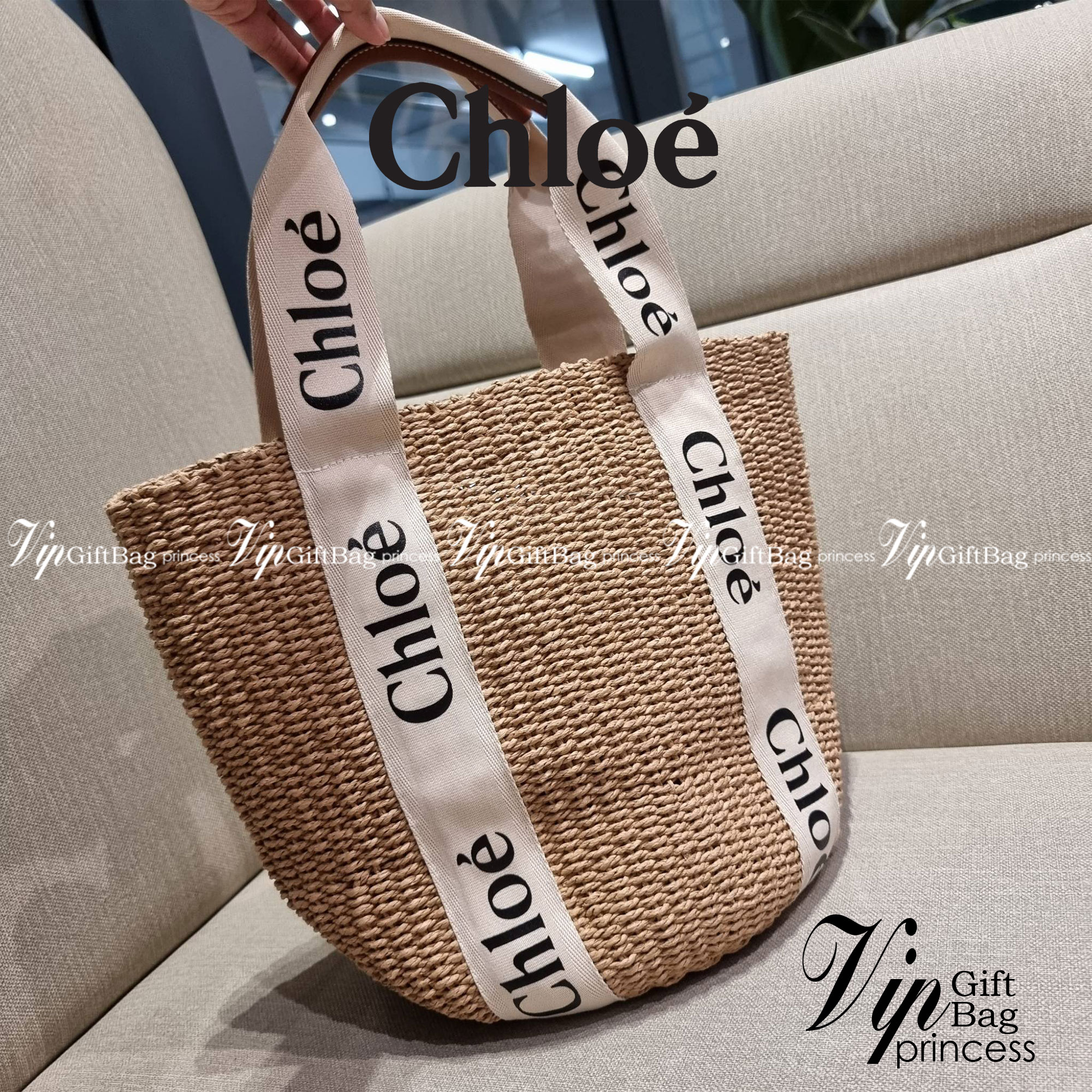 CHLOE LARGE WOODY BASKET กระเป๋าสะพายสานทรงตะกร้า ยอดฮิตติดลมของแบรนด์ ด้วยวัสดุสังเคราห์จากธรรมชาติ สานทอเต็มใบออกมาเป็นลวดลายสวยงาม ตัดด้วยริบบิ้นคาดโดดเด่น ภายในโล่งกว้างมาก จุของได้เต็มที่ เป็นดีไซน์ผู้ดีย้อนยุคที่ดูแพงจริงๆ ใบนี้สามารถสะพายไปเที่ยว ไ