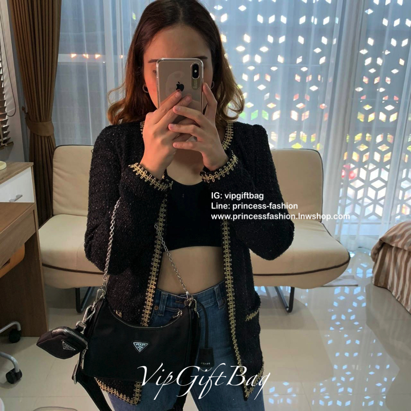 ᴺᴼᴿᴹᴬᴸ กำลังมาแรงมากค่ะ กับแบรนด์ PRADA ใบเดียวคุ้มมากค่ะ อุปกรณ์ ครบชุด **ซื้อ1ได้ถึง3ไอเท็ม ทั้งสายยาว และกระเป๋าใส่เหรียญ และป้ายแท็คหนัง อย่างดี **อะไหล่ปั้มแบรนด์แท้ทุกจุด วัสดุทำจากผ้า Nylon อย่างดี กันน้ำได้ อยู่ทรงสวย สามารถใส่กระเป๋าตังค์ใบกลางได