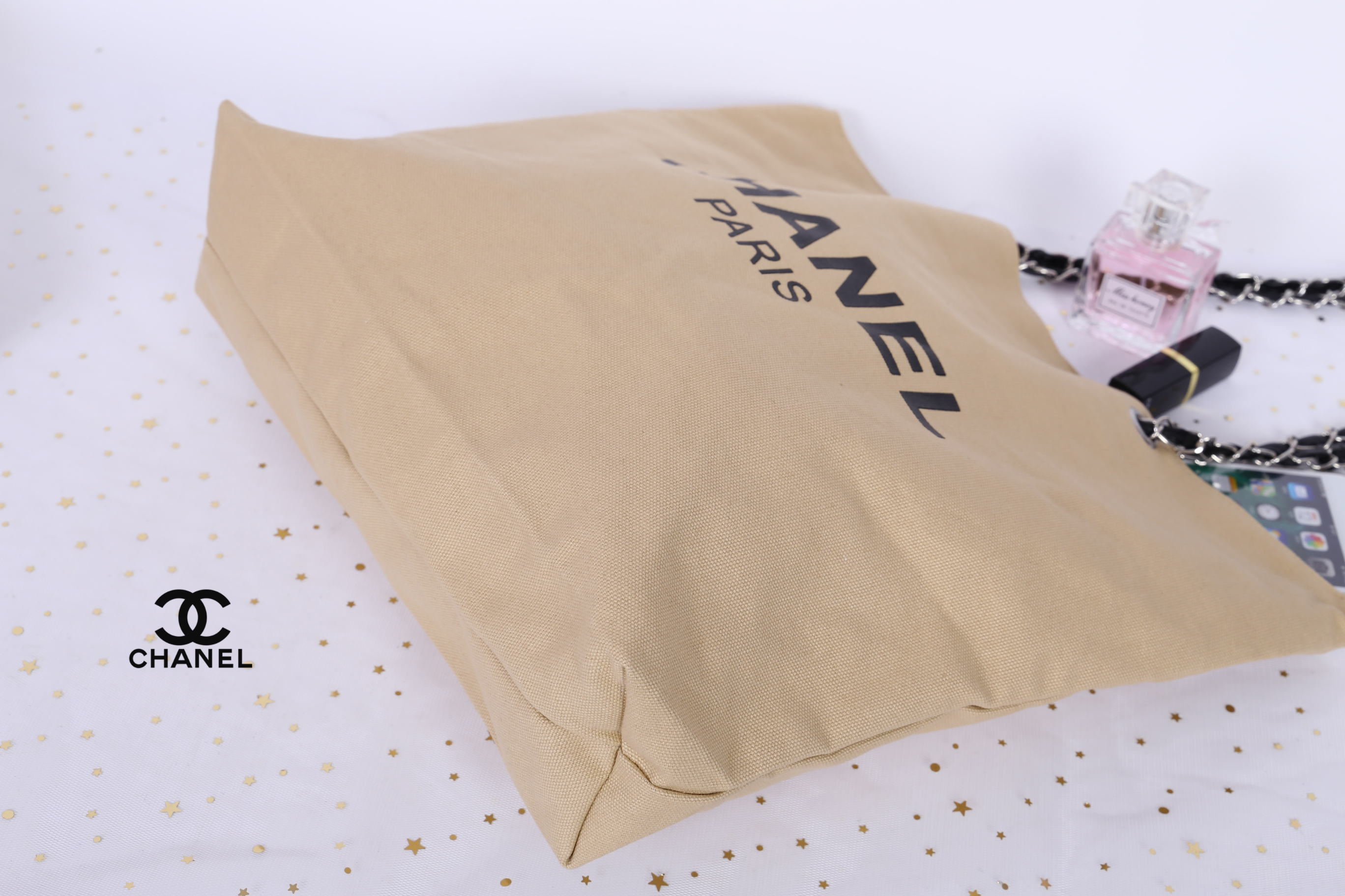 โซ่เงิน Chanel Shopper's Tote กระเป๋าสะพายทรง Tote VIP gift แท้ จาก counter น้ำหอมของ brand วัสดุ canvas เนื้อหนา อะไหล่ปั๊มแบรนด์ ภายในบุผ้าอย่างดี จุได้เยอะ มาพร้อมสายสะพายไหล่ แบบโซ่ต่อหนังสวยหรูค่ะ