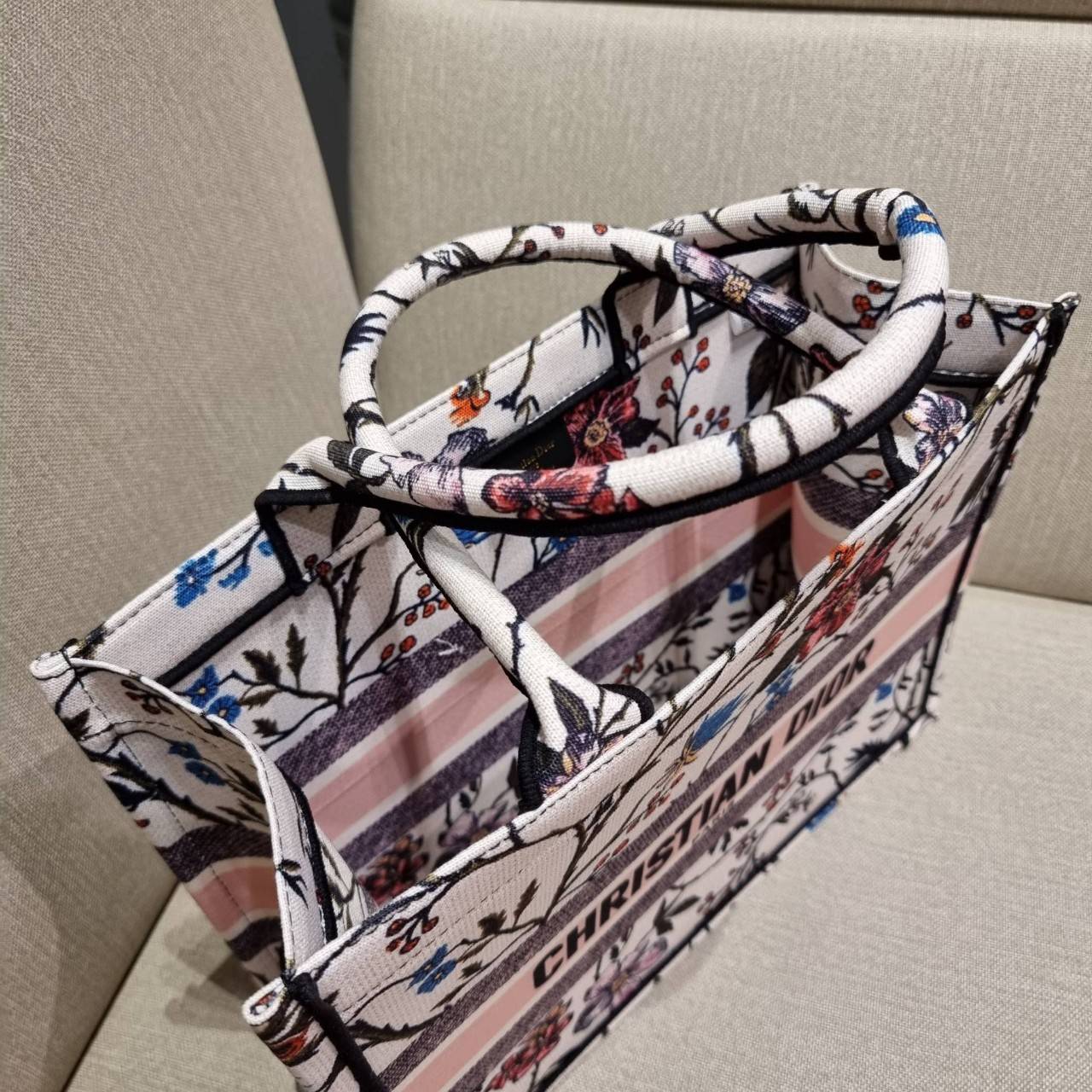 VIP 】HOT ARRIVAL!! DIOR CD SHOPPING BAG WITH GWP กระเป๋าทรงช้อปปิ้งใบใหญ่ จุใจ!! พรีเมี่ยมกิ๊ฟรุ่นดับเบิ้ลฮอต ดีไซน์คลาสสิควินเทจ สวยหรู วัสดุผ้าแคนวาสลายกราฟฟิค ภายในโล่งกว้างมากๆ ใส่ของจุสุดๆ โน้ตบุ้ค ไอแพด กระเป๋าสตางค์ มือถือ หรือเสื้อผ้ายังได้ สะพายค