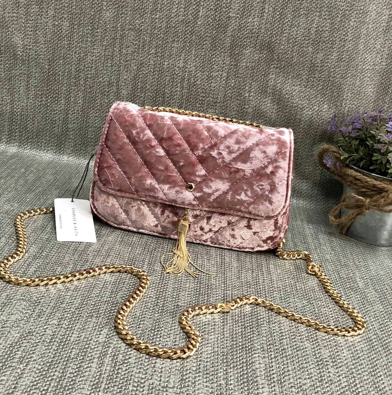 CHARLES & KEITH TASSEL DETAIL SHOULDER BAG กระเป๋าสะพายข้าง ทรงน่ารัก ด้านหน้ามีพู่ห้อย เปิดปิดกระเป๋าแบบแม่เหล็ก ด้านในโล่ง มีช่องซิป 1 ช่อง และช่องใส่บัตรได้ 3 ช่องค่ะ สายสะพายโซ่สีทองหรูหราค่ะ