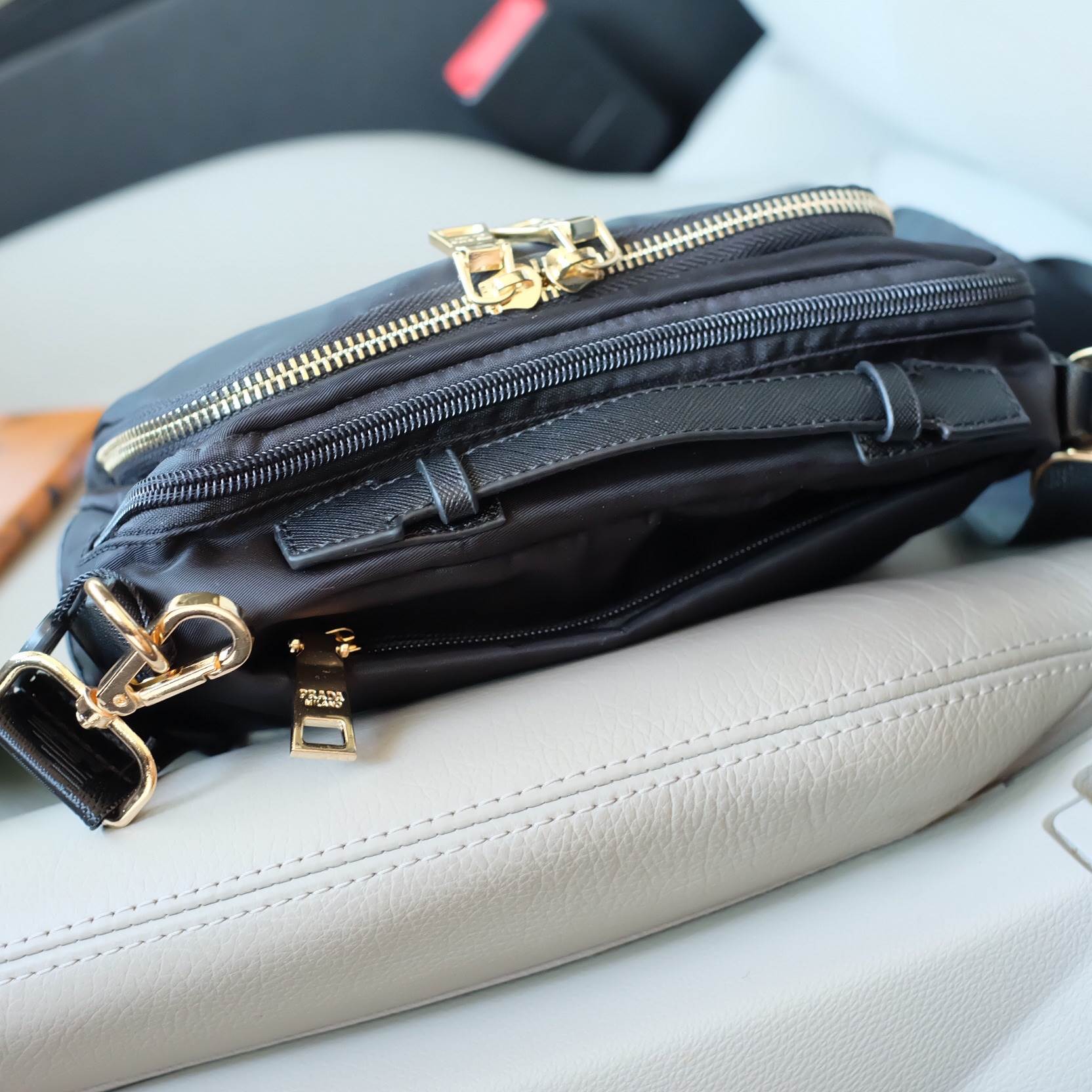 งานพรีเมี่ยมกิ้ฟ จากเคาเตอร์ต่างประเทศคะ 🐼รุ่น Limited edition ค่า ได้ กระเป๋าอเนกประสงค์ #ใบนี้2in1 จากแบรนด์ PRADA มาค่า เป็น กระเป๋าผ้าไนล่อน ตามแบบฉบับของแบรนด์เลย ใบนี้มีสายยาวให้คะ มีหูสั้นสำหรับถือได้ด้วยคะ #เลิศมาก สะพายเป็น shoulder bag ไ