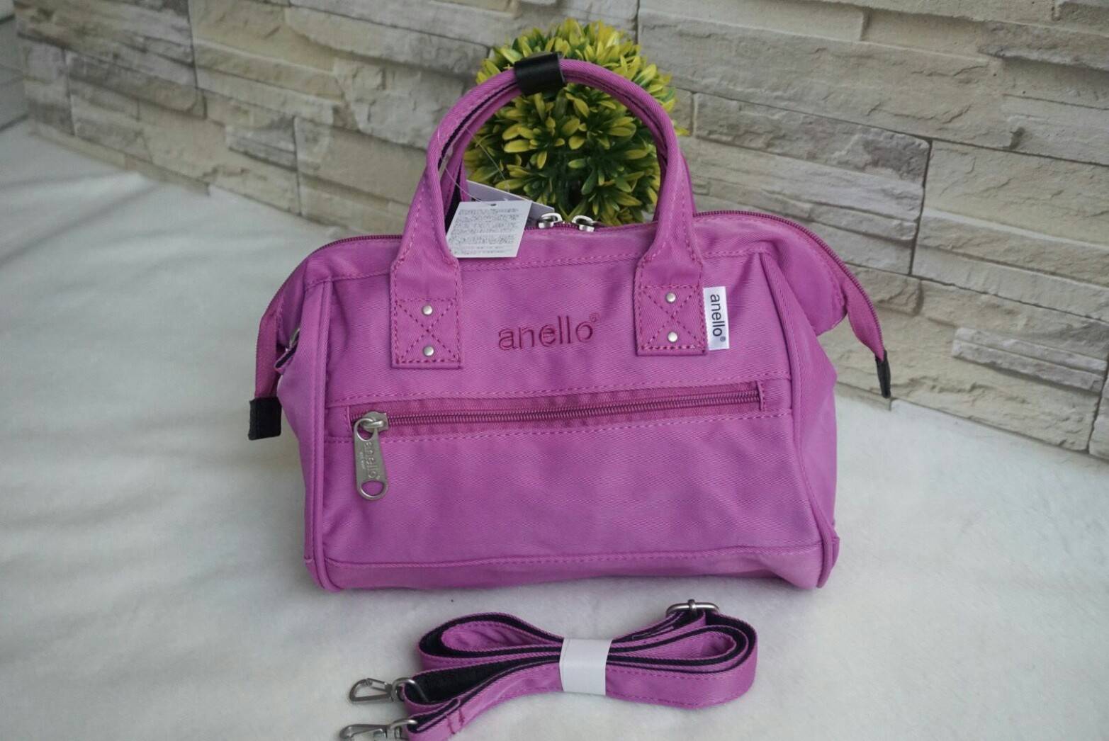 ANELLO Polyester Twill Mini Shoulder Bag AT-H1371 แบรนด์ฮิตติดลมบนในขณะนี้ กับคอลเลคชั่นใหม่เป็นรุ่นทรง Shoulder bag กระเป๋าสะพายในนี้ทำจากผ้า Polyester twill ที่มีความคงทนและมีสีสดใส กระเป๋าที่ดูจะใบเล็กๆใบนี้ สามารถบรรจุขวดน้ำ 500ml และกระเป๋าตังค์แบบยา