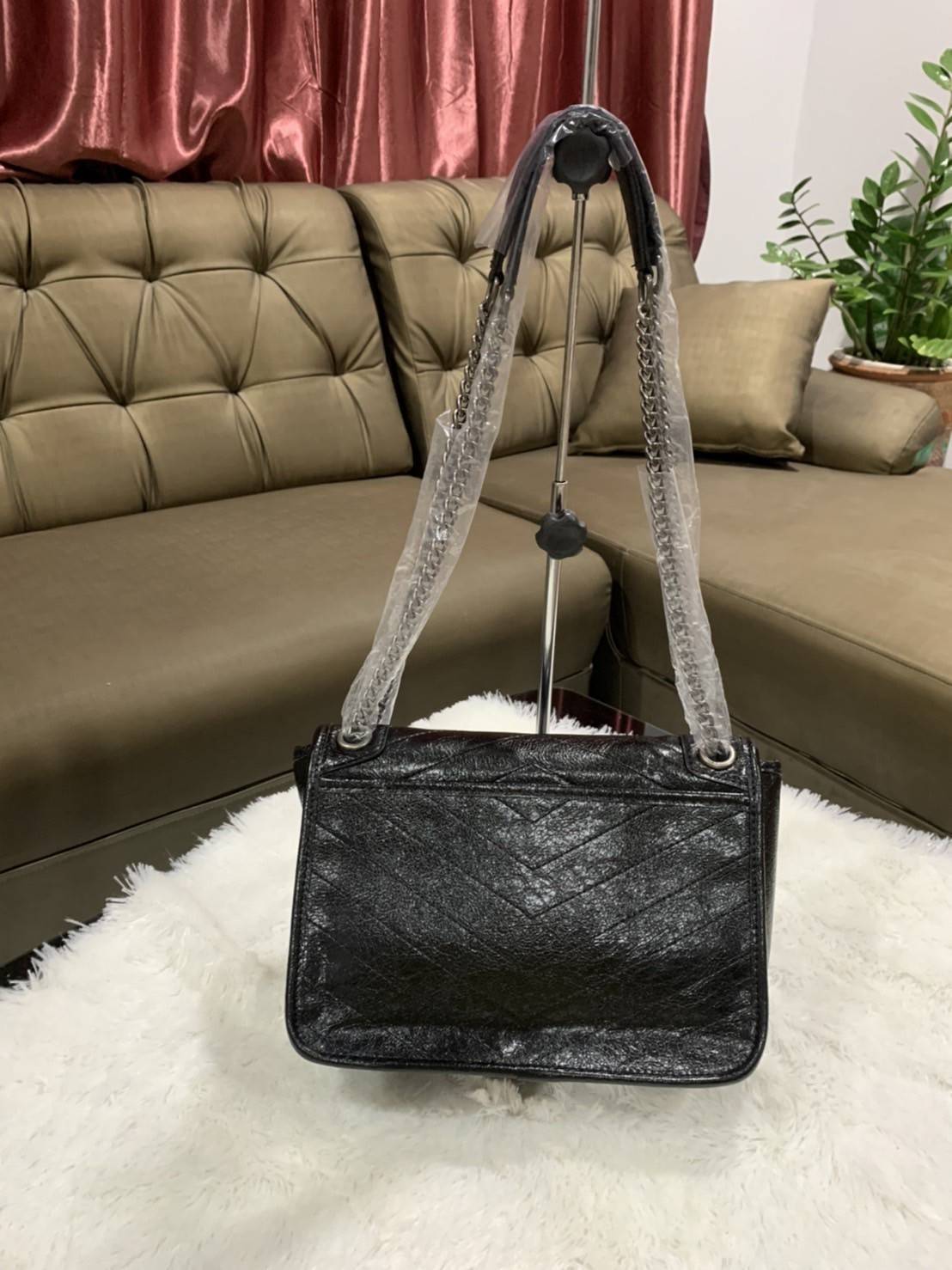 VIP 】Saint Laurent Niki shoulder bag VIP GIFT WITH PURCHASE (GWP) พรีเมี่ยมกิ้ฟ Limited Edition จาก YSL DUTY FREE COUNTER กระเป๋าสะพายรุ่น Niki จาก Saint Laurent โดดเด่นด้วยโครงสร้างทำจากหนังวัว หนังมันเงา นิ่ม งานสวยมากๆ ค่ะ อะไหล่สีดำ ด้านหน้าประดับโลโก