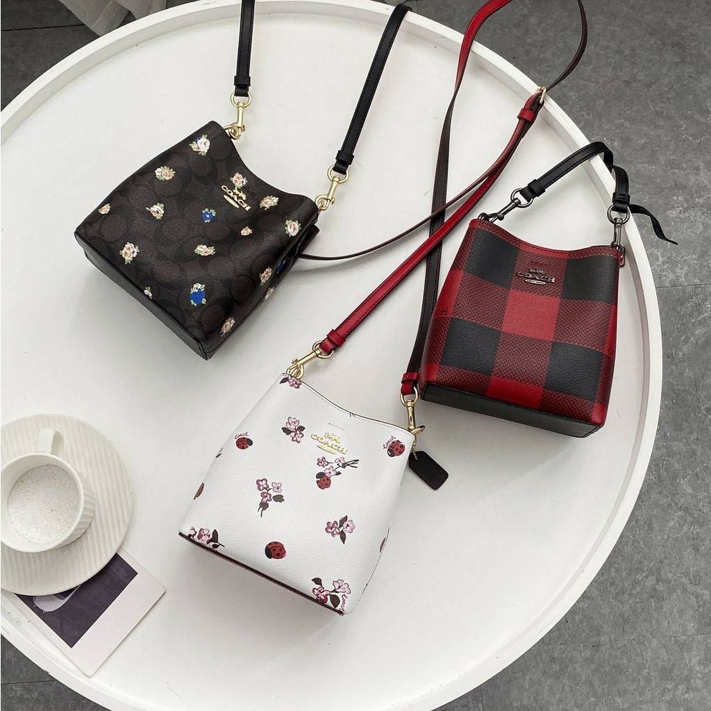 COACH MINI TOWN BUCKET BAG IN SIGNATURE CANVAS WITH VINTAGE MINI ROSE PRINT ((7270 7268 7267)) คอลเลคชั่นใหม่ล่าสุด!! น้องสาวคนสวยมาแล้วจ้า สดใสต้อนรับเทศกาลคริสต์มาส 🎅🎄 กระเป๋าบัคเก็ต ไซส์มินิ ใบจริงน่ารักม้าก!! น่าใช้แบบที่สุด วัสดุหนังแ