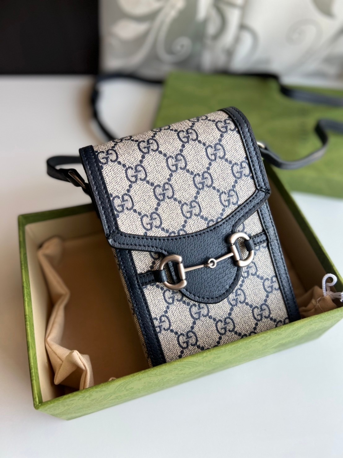 Gucci Horsebit 1955 mini bag / Gucci Phone Bag ออริจินอล รุ่นยอดฮิต ไซส์มินิ ที่ใครๆก็ต้องรู้จัก!! กับกระเป๋าขนาดมินิในรูปแบบผ้าแจ็คการ์ดสีขาวงาช้างและน้ำเงิน ได้รับแรงบันดาลใจมาจากดีไซน์ดั้งเดิม ซึ่งแอคเซสเซอรี่นี้โดดเด่นด้วยรายละเอียดดั้งเดิมที่ทันสมัยโ