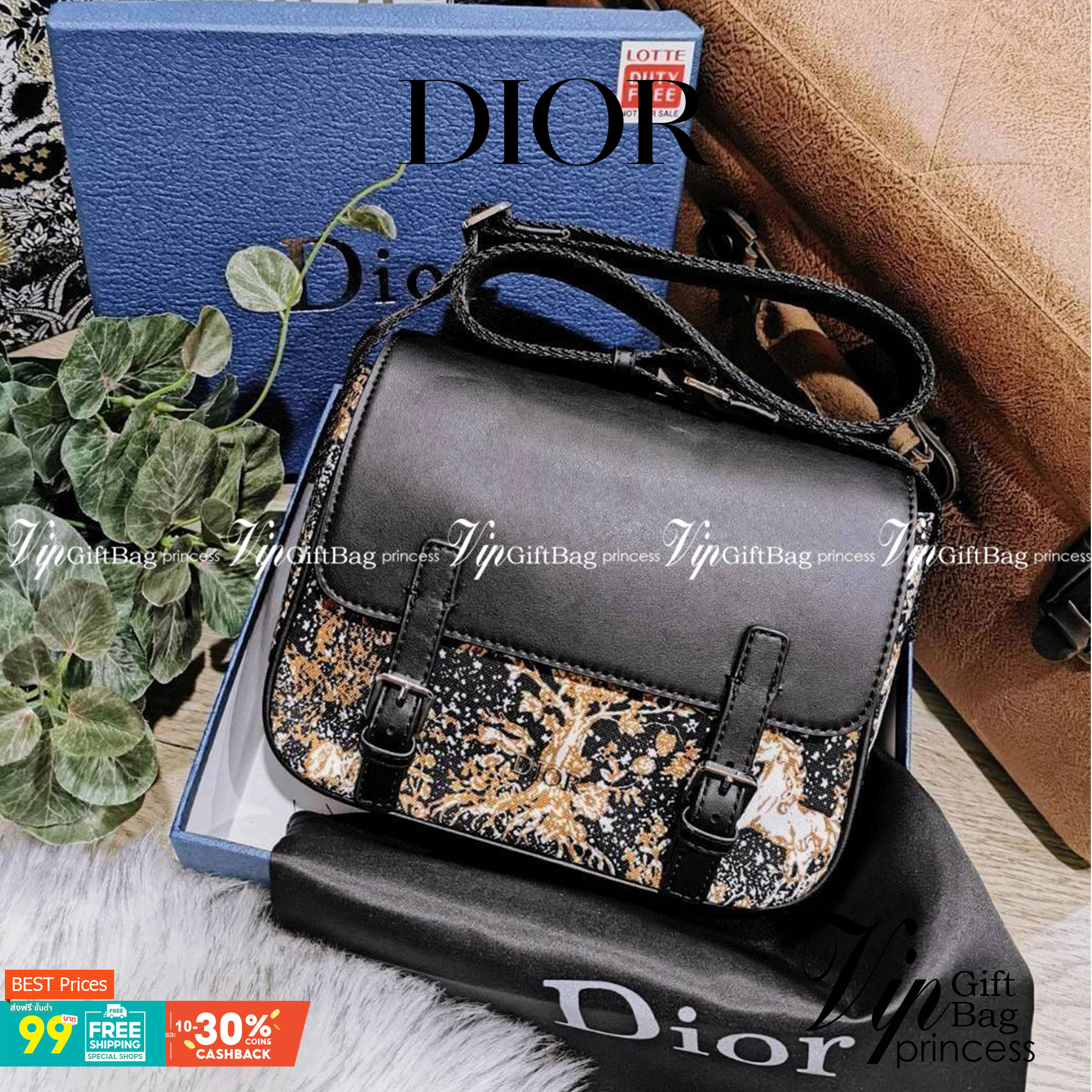 CHRISTIAN DIOR MESSENGER BAG GIFT WITH PURCHASE (GWP) พรีเมี่ยมกิ้ฟรุ่น Limited จาก DIOR DUTYFREE COUNTER ดีไซน์ทรงสี่เหลี่ยมขึ้นลาย Dior สวยหรูดูดีโดดเด่นเป็นเอกลักษณ์ เปิดปิดด้วยฝาปิดกระดุมแม่เหล็ก ภายในโล่งมีโลโก้และช่องซิปใส่มือถือ กระเป๋าสตางค์ยาว ขอ