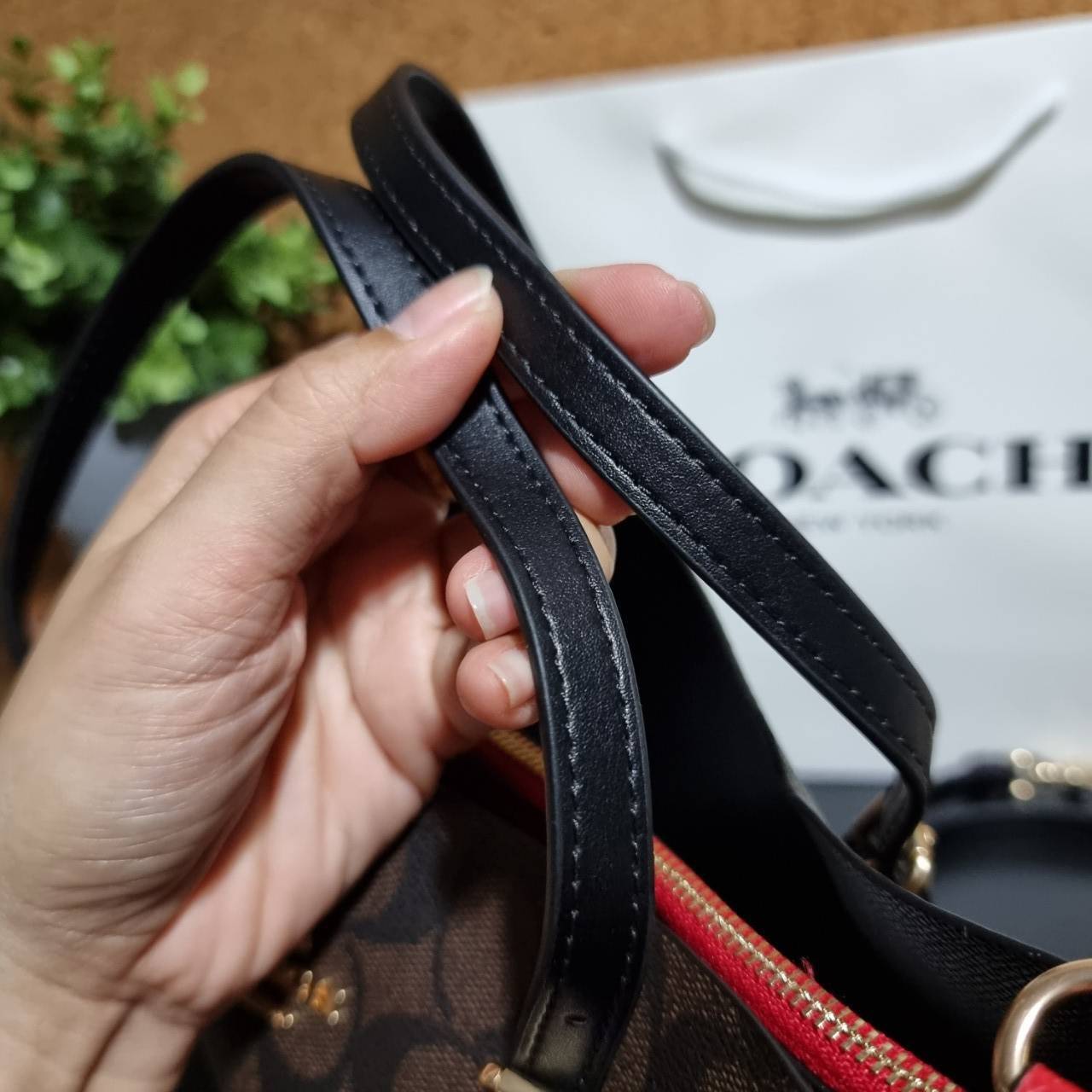 COACH C4250 MOLLIE TOTE 25 IN SIGNATURE CANVAS น้องมาแล้วจ้าาา ใหม่ล่าสุด กระเป๋าโท้ทไซส์เล็กที่สาวๆตามหา ดีไซน์คลาสสิคเหมือนเดิม เพิ่มเติมคือสะดวกขึ้นเยอะ!! ย่อส่วนมาจากใบใหญ่เป๊ะๆ น่ารักน่าใช้มากๆ วัสดุหนังแคนวาสเคลือบลาย ภายในโล่งกว้าง มีช่องซิปกลางใส่