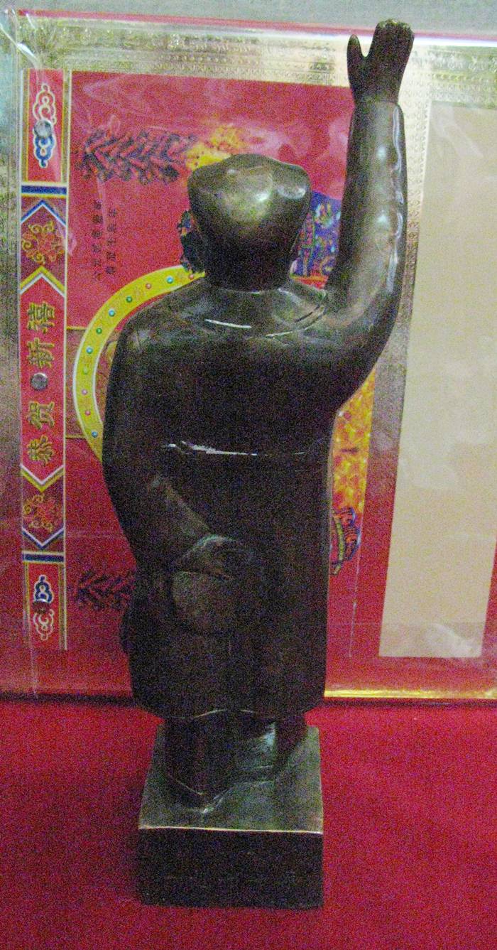 รูปเหมือนเหมาเจ๋อตุงยืนโบกมือ ทำจากทองเหลืองค่ะ