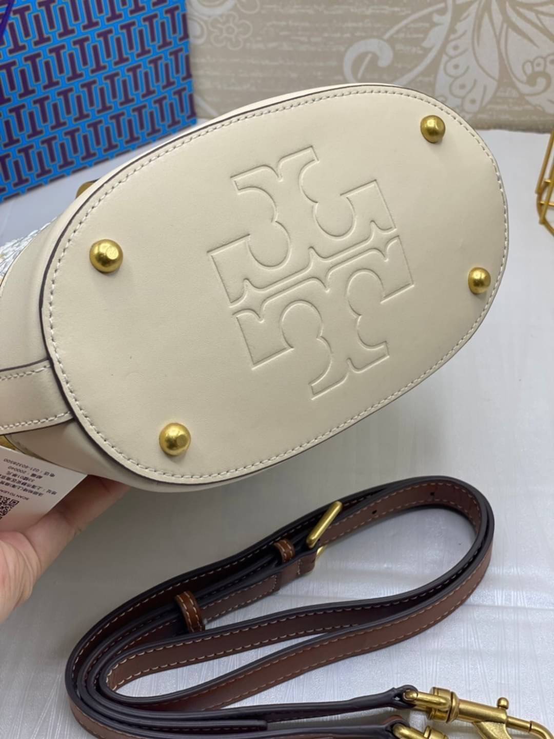 TORY BURCH T MONOGRAM STRAW BUCKET BAG ใหม่ก่อนใคร พร้อมเสิร์ฟความสวยให้ถึงบ้านแล้วน้า กระเป๋าบัคเก็ตทรงยอดนิยม ดีไซน์ใหม่ล่าสุด ยูนีคไม่เหมือนใคร ลายสานเต็มใบ พร้อมปักโลโก้เอกลักษณ์ โดดเด่น งานฝีมือมากๆ