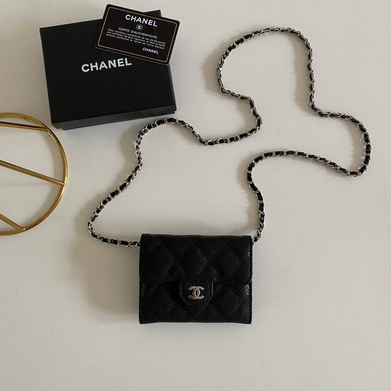 หนังแท้ Chanel wallet on chain / CHANEL BLACK CAVIAR BAG พร้อมส่งที่ไทย รุ่นยอดนิยมไอเท็มฮิตวัสดุหนังแท้คาเวียร์สวยคลาสสิคเปิดปิดด้วยฝาปิดกระดุมด้านหน้ามีโลโก้แบรนด์อะไหล่ทองสวยหรูดูดีมาพร้อมสายโซ่อะไหล่เงินและทองร้อยหนังจะสะพายไหล่ หรือ Crossbody ก็ดูดี 