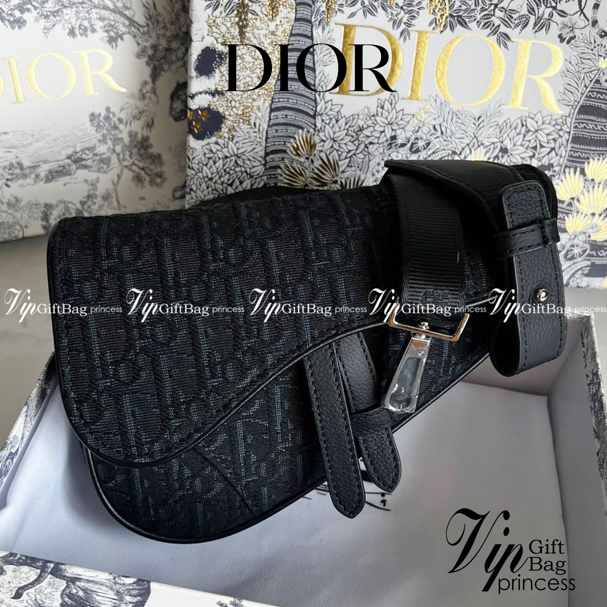 หนังแท้ DIOR SADDLE BELT BAG รุ่นสุดฮิต สามารถคาดอกสะพายข้างหรือคาดเอวก็ได้สามารถใช่งานได้ทั้งชาย/หญิง งานสวยมากพร้อมอุปกรณ์ครบชุด เกรดออริงานเทียบเท่าของแท้เลย กระเป๋ารุ่นยอดนิยมตามแบบฉบับแบรนด์ พร้อมส่งที่ไทย เกรดออริจินอลผ้าแจ๊คการ์ดและหนังแท้ ภาพสินค้