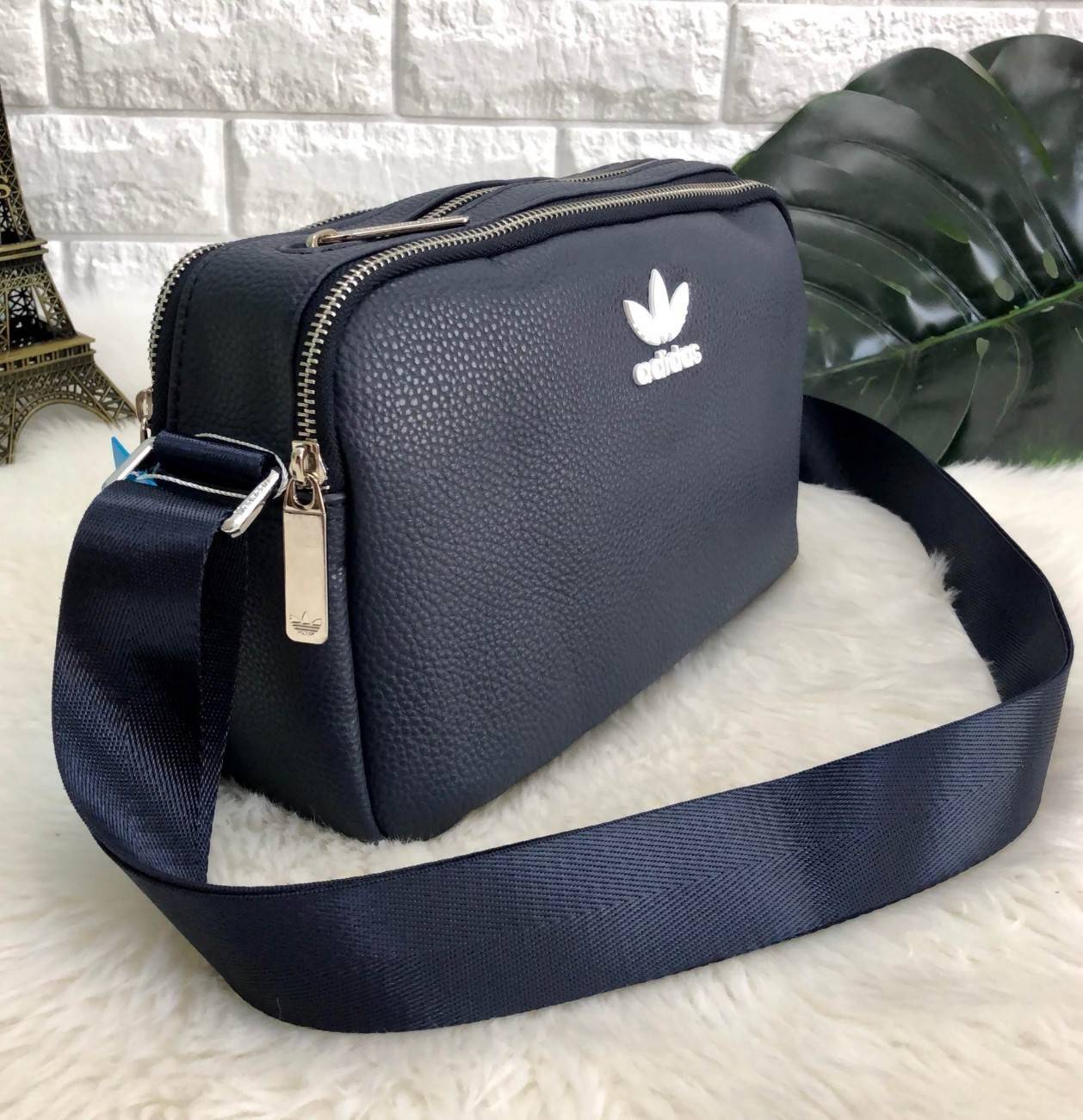 ADIDAS MESSENGER BAG กระเป๋าสะพายข้าง หรือ crossbody วัสดุ pu. น้ำหนักเบา ด้านหน้ามีโลโก้แบรนด์ ตัวกระเป๋า แบ่ง 3 ช่องซิป ช่องซิปหลักกว้าง ใส่ wallet ยาวได้ มาพร้อมสายยาวปรับได้ ใช้ได้ทั้ง ช และ ญ ค่ะ