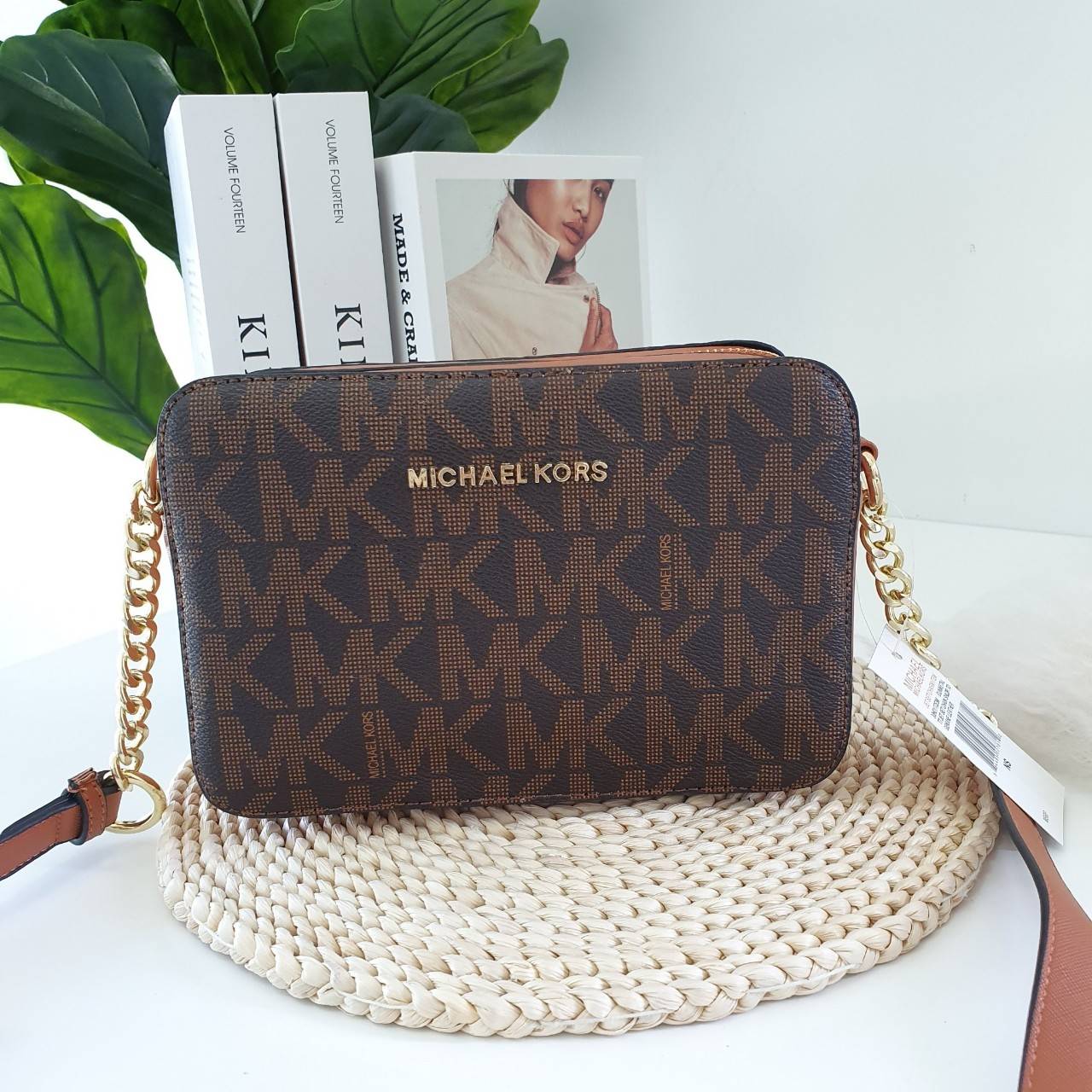 Michael Kors Crossbody Bag กระเป๋าสะพายแบบ crossbody หนังลาย safiano เปิดปิดด้วยซิปแบรนด์ อะไหล่ทอง ด้านหน้าประดับโลโก้ โลหะแบรนด์ ด้านในบุผ้าแบรนด์สวยหรู น้ำหนักเบา มีช่องซิปใส่ของจุกจิกและช่องใส่มือถือ มาพร้อมสายสะพายยาวโซ่ทอง+หนัง ปรับได้หลายระดับ ขนาด