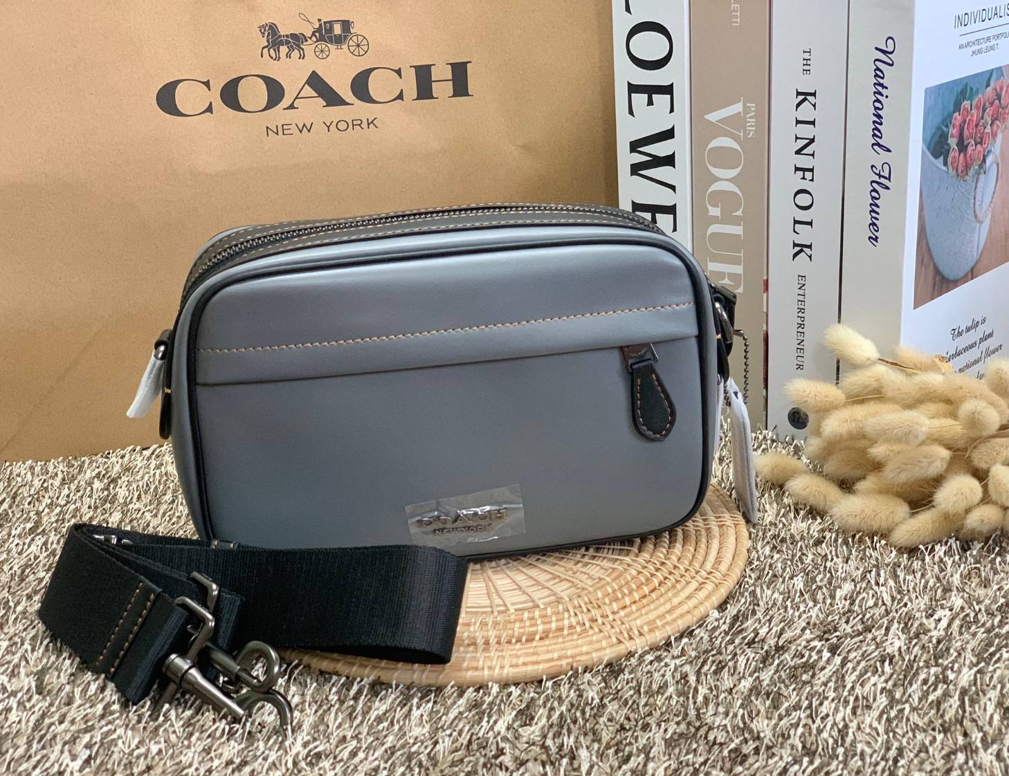 3สีเข้าใหม่งานคุณภาพอีกแล้วคับท่านน ทั้งสี ทั้งหนังสวยมากๆค่าา!! COACH GRAHAM CROSSBODY BAG ((39946)) พร้อมส่ง! กระเป๋าสะพายแบบครอสบอดี้ร์ ใช้ได้ทั้งชาย//หญิง หนังแท้อย่างดี เรียบหรูค่ะ ด้านหน้ามีช่องซิปซ่อนให้หนึ่งช่อง ช่องซิปหลักกว้าง ใส่ของจำเป็นได้ครบ
