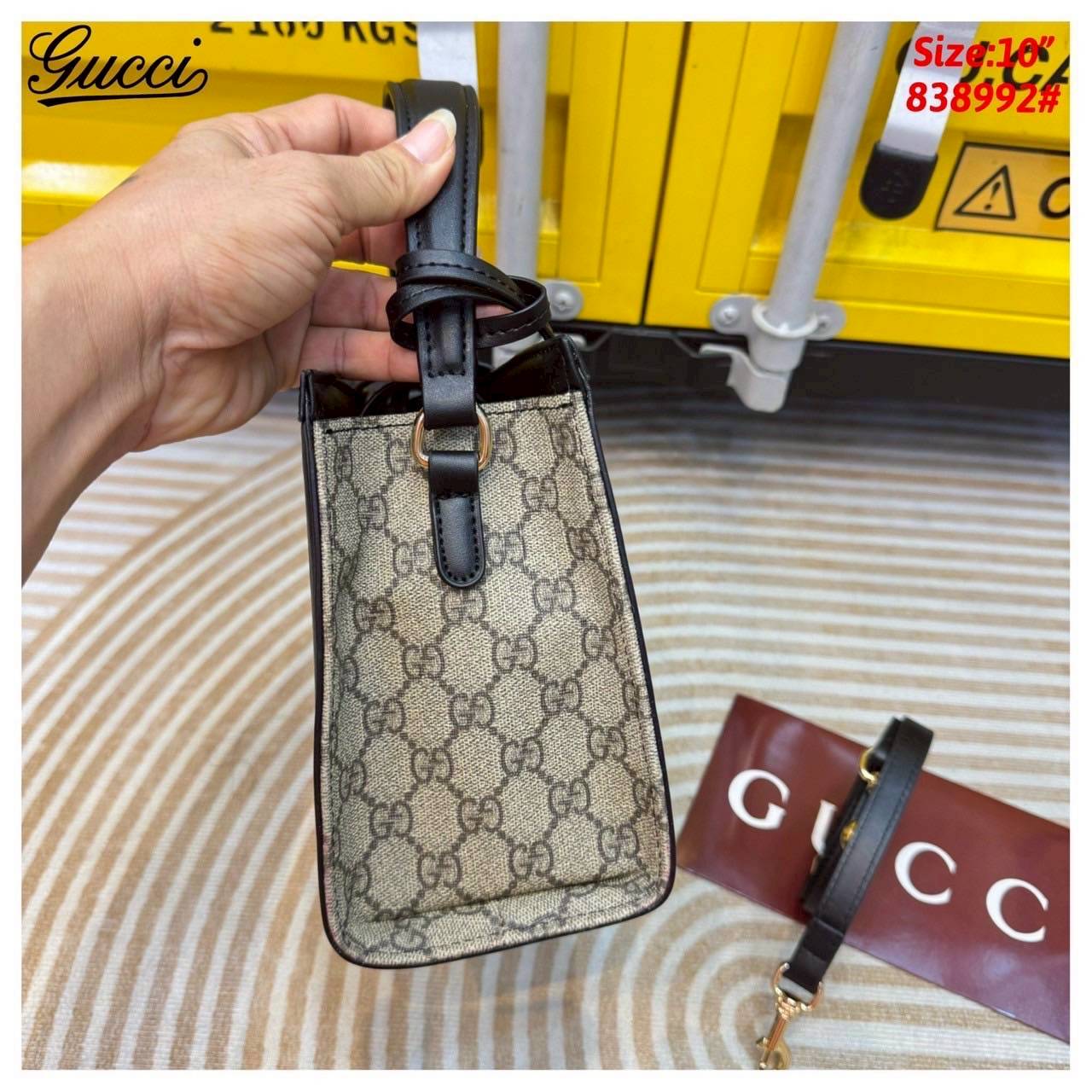 Gucci Padlock medium top handle bag กระเป๋าสะพายใบเล็กพร้อมหูจับ สวยผู้ดี ทรงตั้งใช้งานง่าย วัสดุหนังแคนวาส ปากกระเป๋ามีแถบหนังคาดและอะไหล่กดล็อค