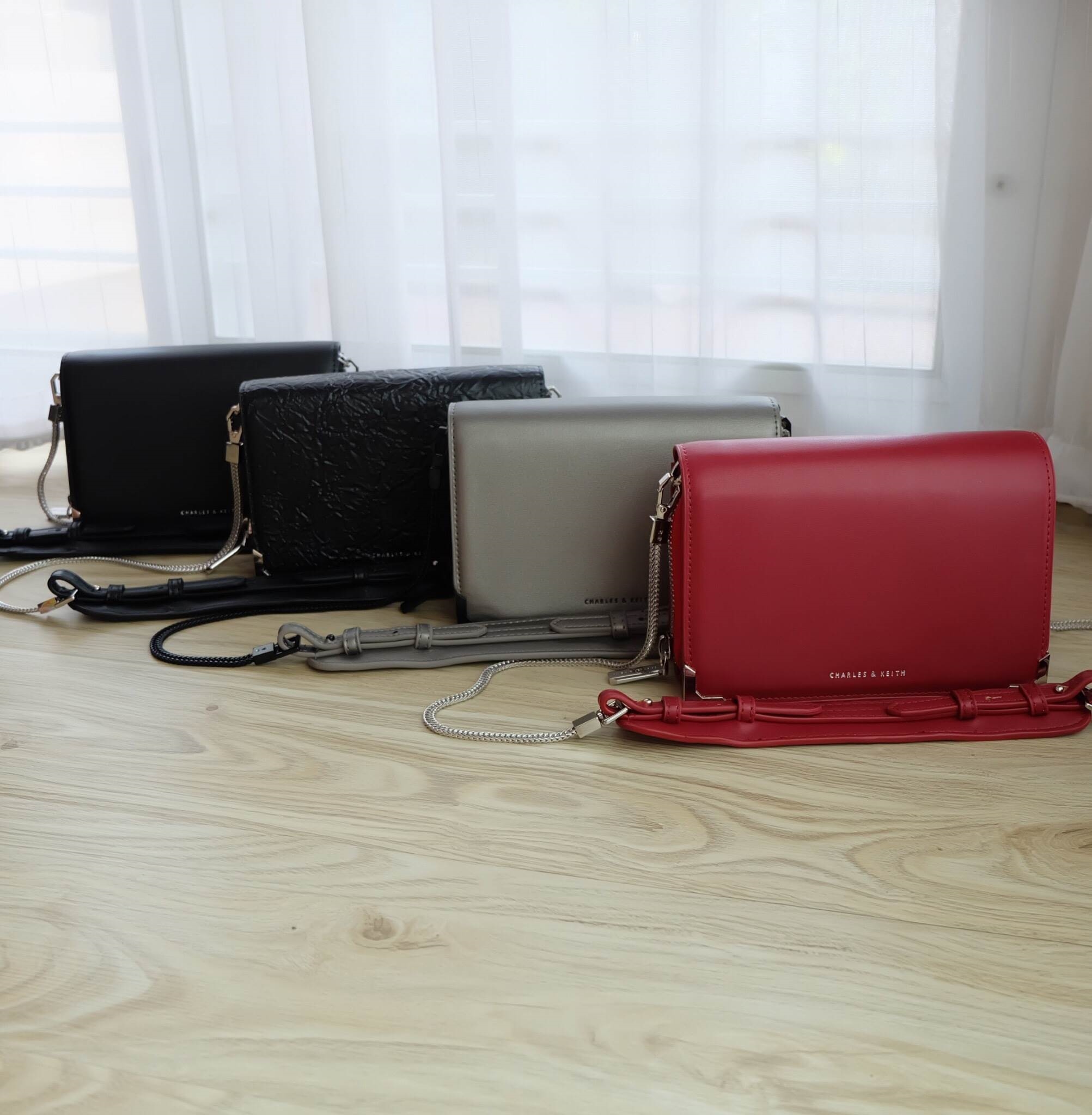 Charles & Keith Front Flap Sling Bag กระเป๋าทรงเหลี่ยมน่ารัก ตกแต่งด้วยโลหะที่มุมกระเป๋า - เปิด - ปิดด้วยกระดุมแม่เหล็ก - ด้านในแบ่งออกเป็น 3 ช่องใหญ่ ช่องกลางเป็นช่องซิป - มีช่องใส่ธนบัตร ช่องซิปใส่เหรียญ ช่องใส่บัตร ใส่มือถือ i7+ ได้ค่ะ - มาพร้อมสายสะพา