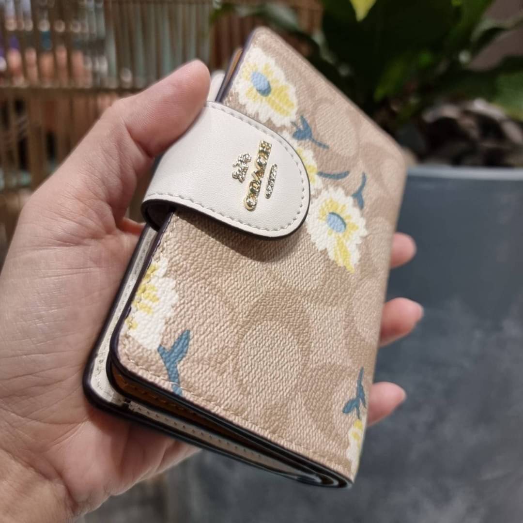 COACH C3375 MEDIUM CORNER ZIP WALLET IN SIGNATURE CANVAS WITH DAISY PRINT ดีไซน์ใหม่ล่าสุด!! คอลเลคชั่นลายพริ้นท์ เพิ่มลูกเล่นให้กระเป๋าสตางค์ของคุณ กับกระเป๋าสตางค์ใบกลาง ขนาดกำลังเหมาะมือ วัสดุหนังแคนวาส ดูแลรักษาง่าย มีช่องใส่บัตรและธนบัตรครบ และช่องซิ