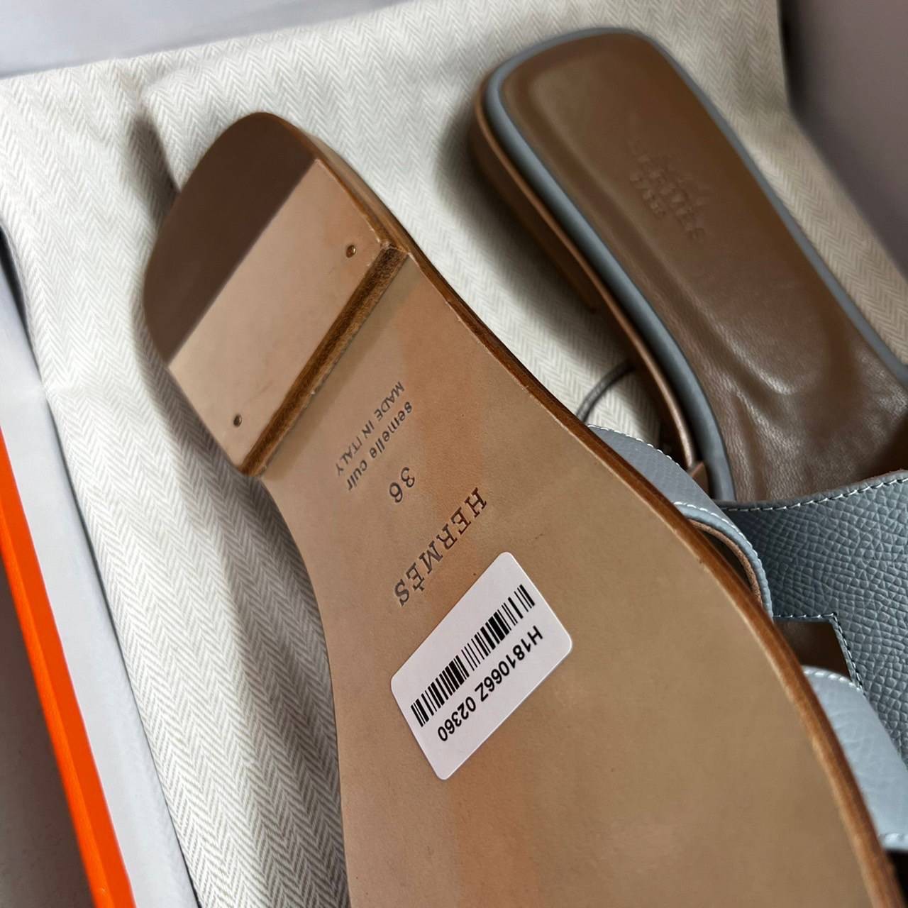 หนังแท้ Hermes sandal Epsom leather รองเท้าแตะงานสั่งตัตใช้สลับแท้ เกรดออริจินอล 1:1 เกรดเหมือนสุด มี series code ทุกคู่ งานตัดเย็บปราณีตละเอียด ใส่สบาย ไม่ลื่น ใช้ทนนาน เกรดนี้คุ้มมาก ไม่ผิดหวังค่ะ ภาพสินค้าถ่ายจากงานขายจริง ใช้งานต่างประเทศได้