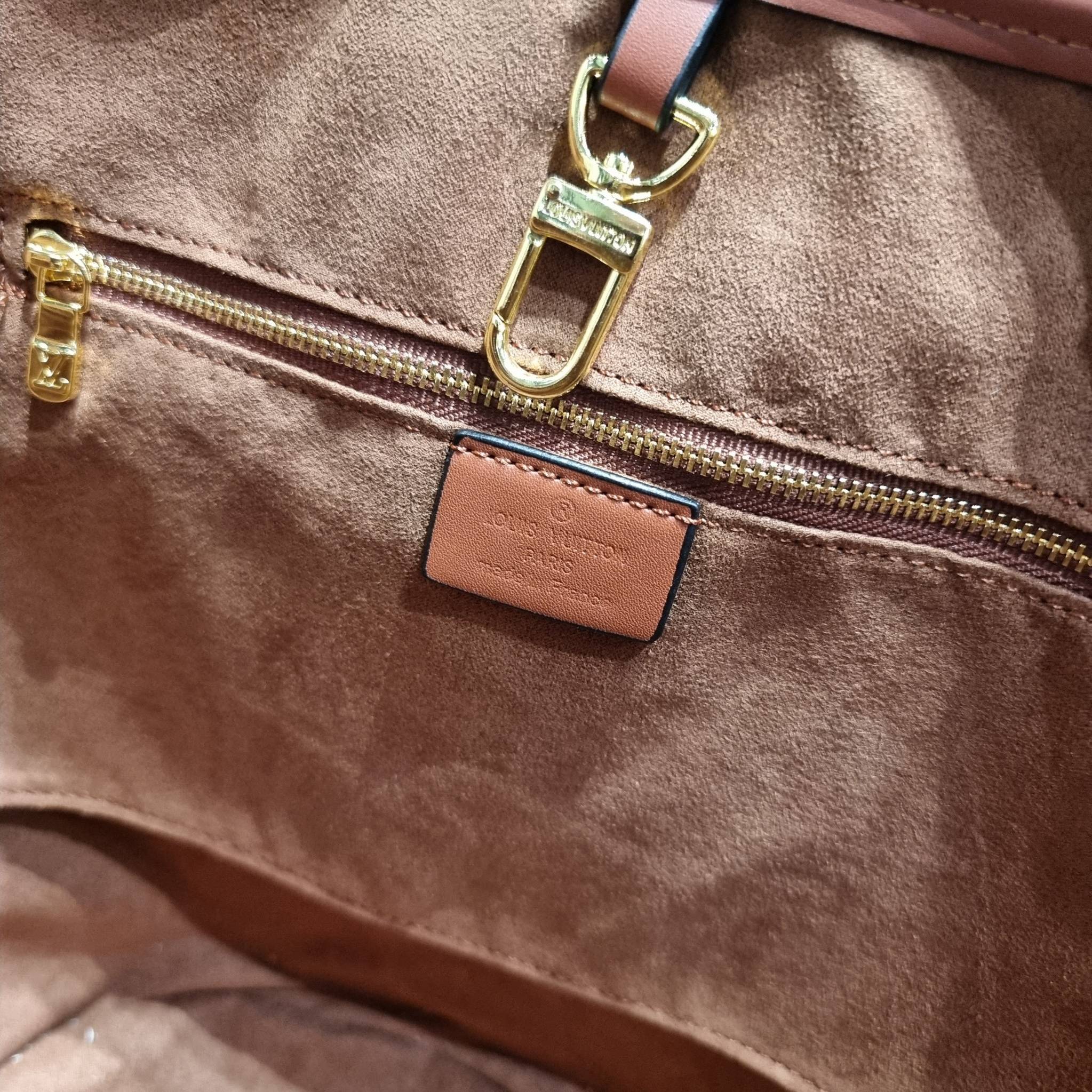 LV SAINT JACQUES LIMITED BAG ไอเท็ม เอ็กซ์คลูซีพจัดมาให้สาวๆโดยเฉพาะ!! กระเป๋าสะพายใบใหญ่รุ่นลิมิเต็ดหายาก ด้วยวัสดุสังเคราห์จากธรรมชาติ สานเต็มใบออกมาเป็นลวดลายสวยงาม และยังโดดเด่นด้วยโลโก้ สีโทนอุ่น ทำให้ไอเท็มนี้ ดูดีน่าค้นหา มาพร้อมใบลูกอีกหนึ่ง ที่สา