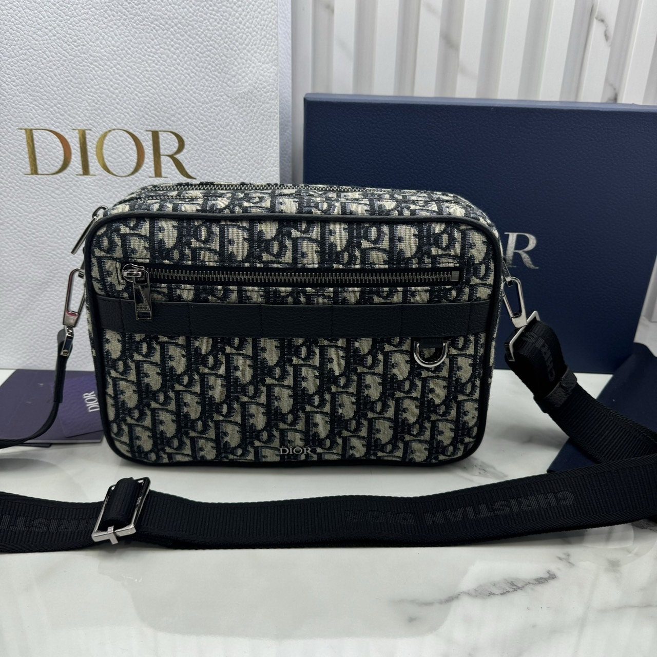 DIOR Maxi Safari Bag with Strap / The hallmark Safari bag / Black Blue Oblique Jacquard / DIOR Messenger Bag กระเป๋าสะพายทรงแมสเซ็นเจอร์เอกลักษณ์ของแบรนด์แห่งตำนานความหรู