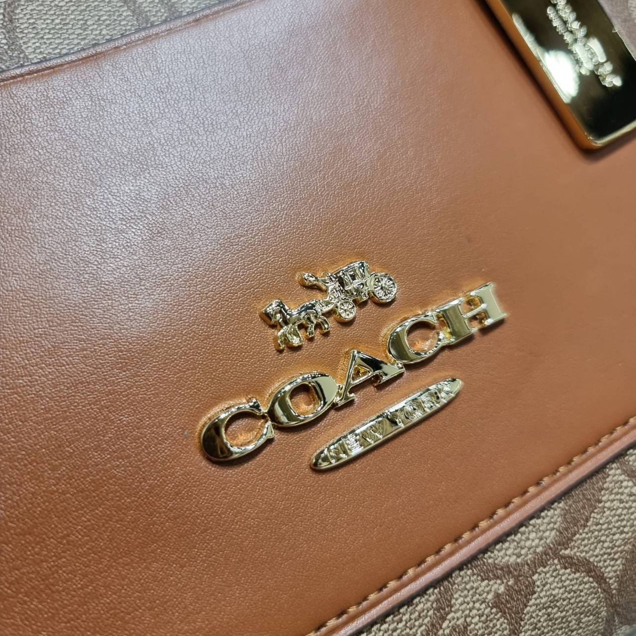 COACH F38089 MINI EMMA SATCHEL IN SIGNATURE CANVAS รุ่นหายาก รุ่นที่สาวๆตามหา จัดมาให้สมกับที่รอคอยกันไปเลยจ้า!! เป็นรุ่นที่ดีไซน์ออกมาให้ใช้งานง่าย สะดวก สวย หรู ดูดี!! กระเป๋าสะพายทรงสวย วัสดุหนังแคนวาสเคลือบลาย มาพร้อมสายสะพายข้างและหูจับในตัว ถอดออกถื