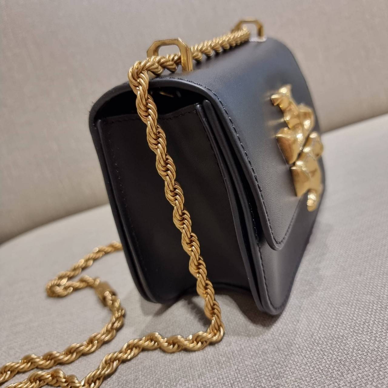 TORY BURCH ELEANOR SMALL CONVERTIBLE SHOULDER BAG ฮอตไอเท็ม รุ่นนี้ขายดีขายหมด คัมแบค!! สวยหรู คุณหนู ผู้ดี!! หายากมากที่สุด!! กระเป๋าสะพายข้าง ดีไซน์อยู่ทรง ขนาดกำลังสะดวกใช้สำหรับสาว วัสดุหนังแท้เต็มใบ สีทูโทน เปิด-ปิดด้วยแถบแม่เหล็ก ภายในแบ่งสัดส่วนได้