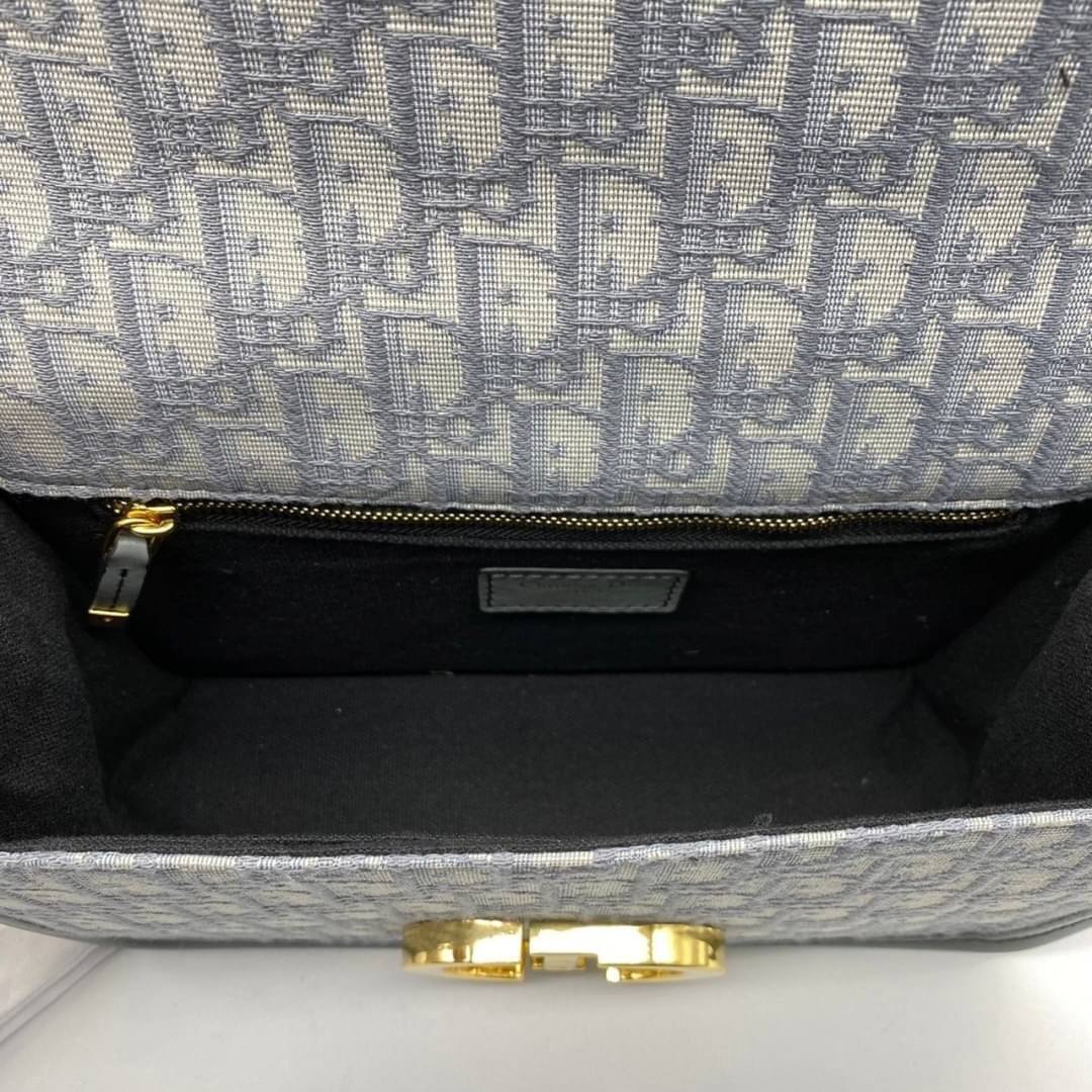 หนังแท้ CHRISTIAN DIOR 30 MONTAIGNE BAG Oblique Jacquard เอกลักษณ์ของความหรู น้ำหนักเบา ไอเท็มหายาก!! Best seller!! ยกให้น้องเลย!! ดีไซน์เรียบหรูในความเป็นเอกลักษณ์ ใช้งานง่าย สะดวก ได้ทุกโอกาส แนะนำเป็น everyday bag ติดตัวไว้เลยจ้าสาวๆ พร้อมส่งที่ไทย ภาพ