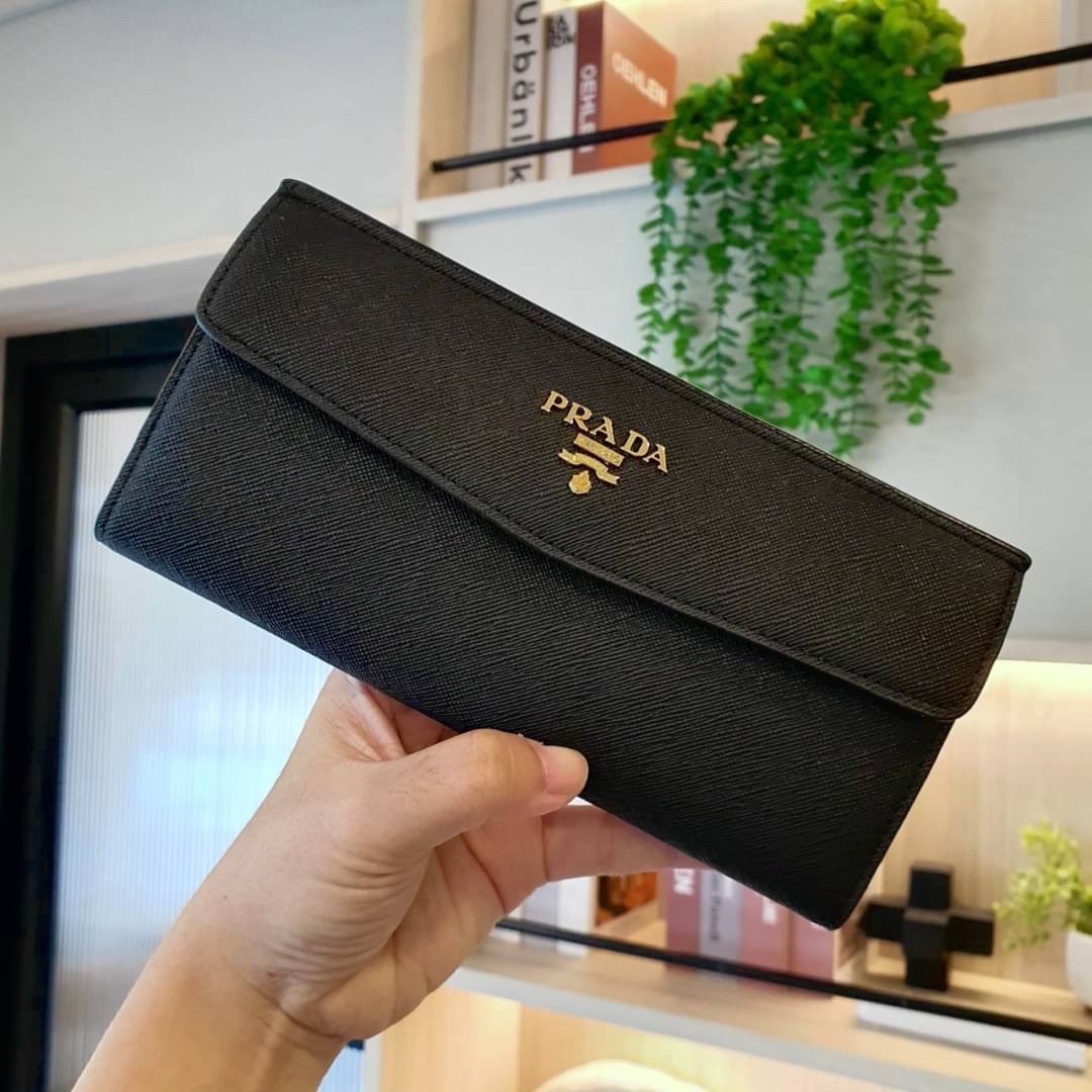 PRADA LONG WALLET กระเป๋าสตางค์รับทรัพย์ ทรงหรู จากแบรนด์ PRADA ลายหนัง SAFFIANO มีช่องใส่บัตร ถึง 12 ช่อง และช่องซิปใส่ของจุกจิกได้ น้ำหนักเบา จับถนัดมือ ขนาดกำลังดีคะ ถือแล้วดูดี อะไหล่ทองสุดหรู ใช้แล้วสวยแน่นอนค้า
