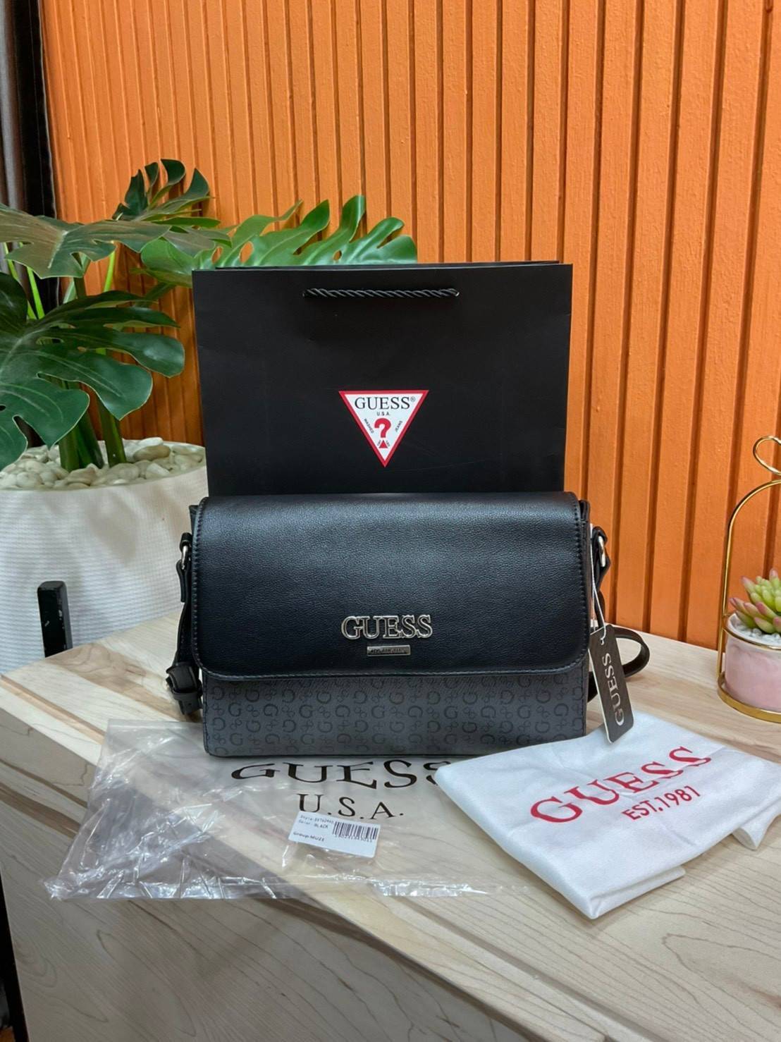 ของแท้ 💯% 】Guess Brit Crossbody Bag in Charcoal Signature Faux Leather and G Monogram Print with Black Leather Flap - Women's Sling Bag กระเป๋าสะพาย Crossbody ทรงเหลี่ยม รุ่นยอดนิยมอีกรุ่นหนึ่งของ Guess ตัวหนังคือดีงามทรงสวย หนังนิ่มน่าใช้มาก