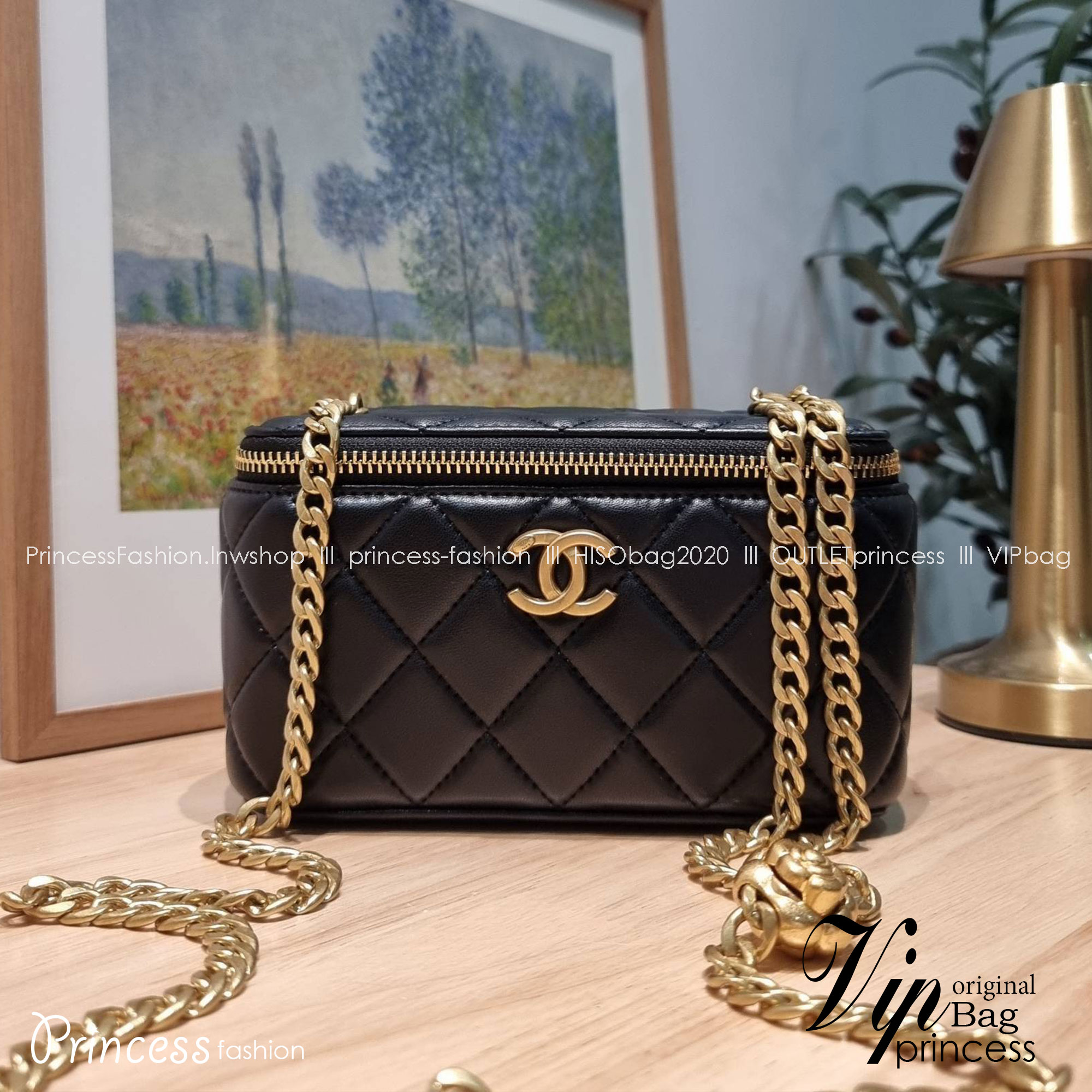 Chanel camellia vanity case bag พลาดไม่ได้เลยกับคอลสุดแซ่บ ดีไซน์ใหม่ 2023 นอกจากความคลาสสิคของรูปทรง ตัวอะไหล่ก็ยังปรับเพิ่มดีเทลความหรู